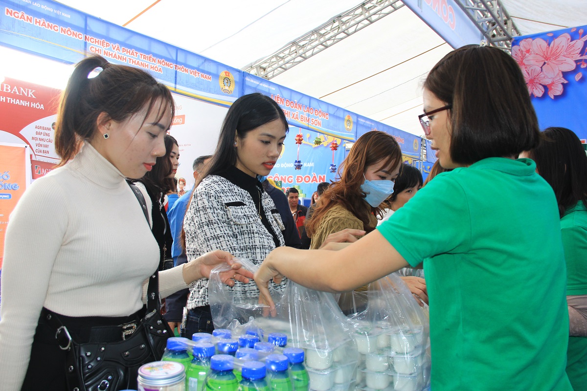 H&agrave;ng ng&agrave;n người lao động h&aacute;o hức đi mua sắm ở Chợ Tết C&ocirc;ng đo&agrave;n - Ảnh 13.