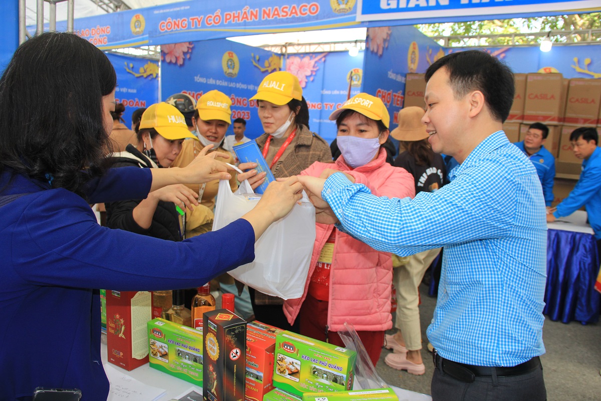 H&agrave;ng ng&agrave;n người lao động h&aacute;o hức đi mua sắm ở Chợ Tết C&ocirc;ng đo&agrave;n - Ảnh 14.