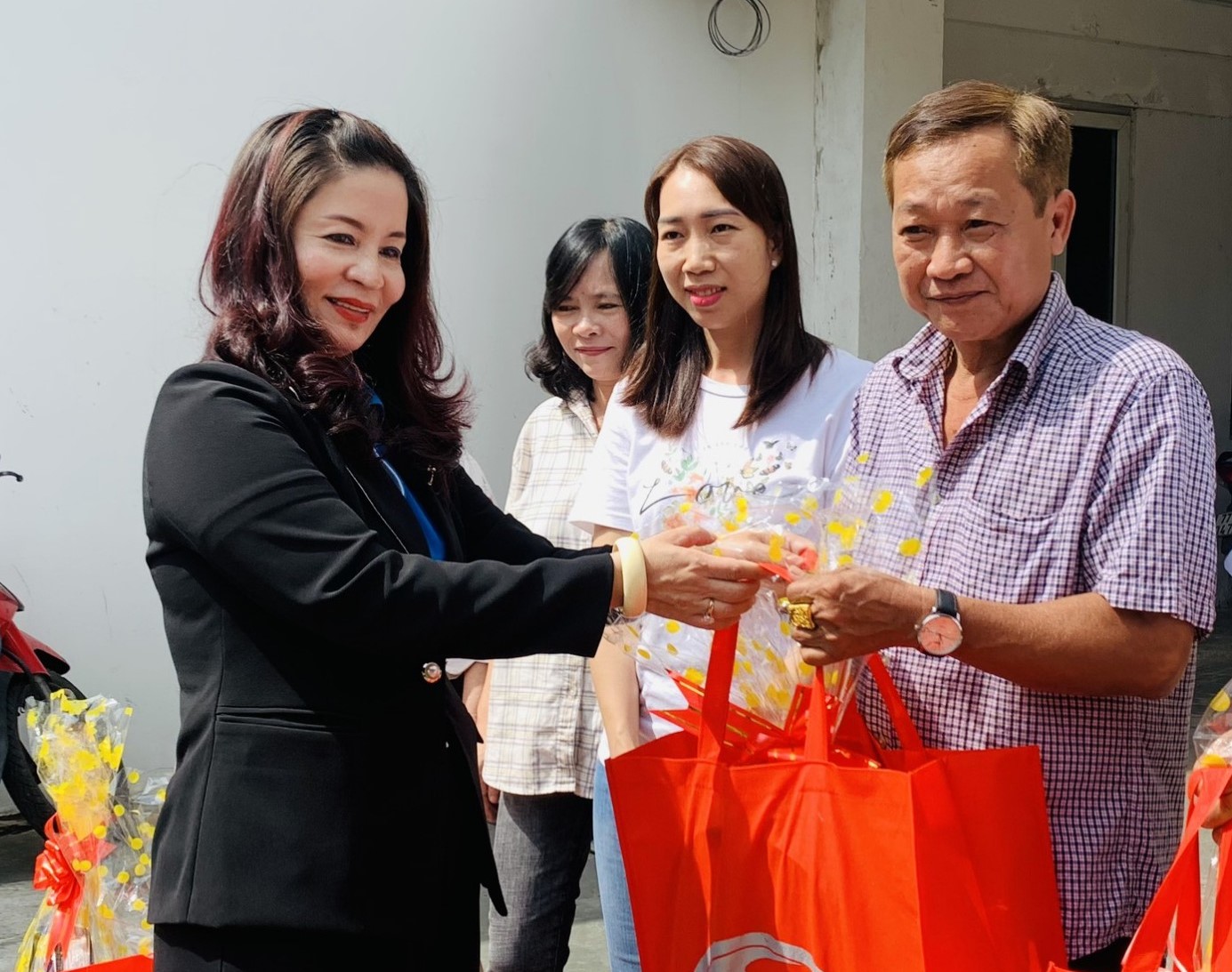 Quà Tết Công đoàn SAMCO đến với đoàn viên - lao động khó khăn