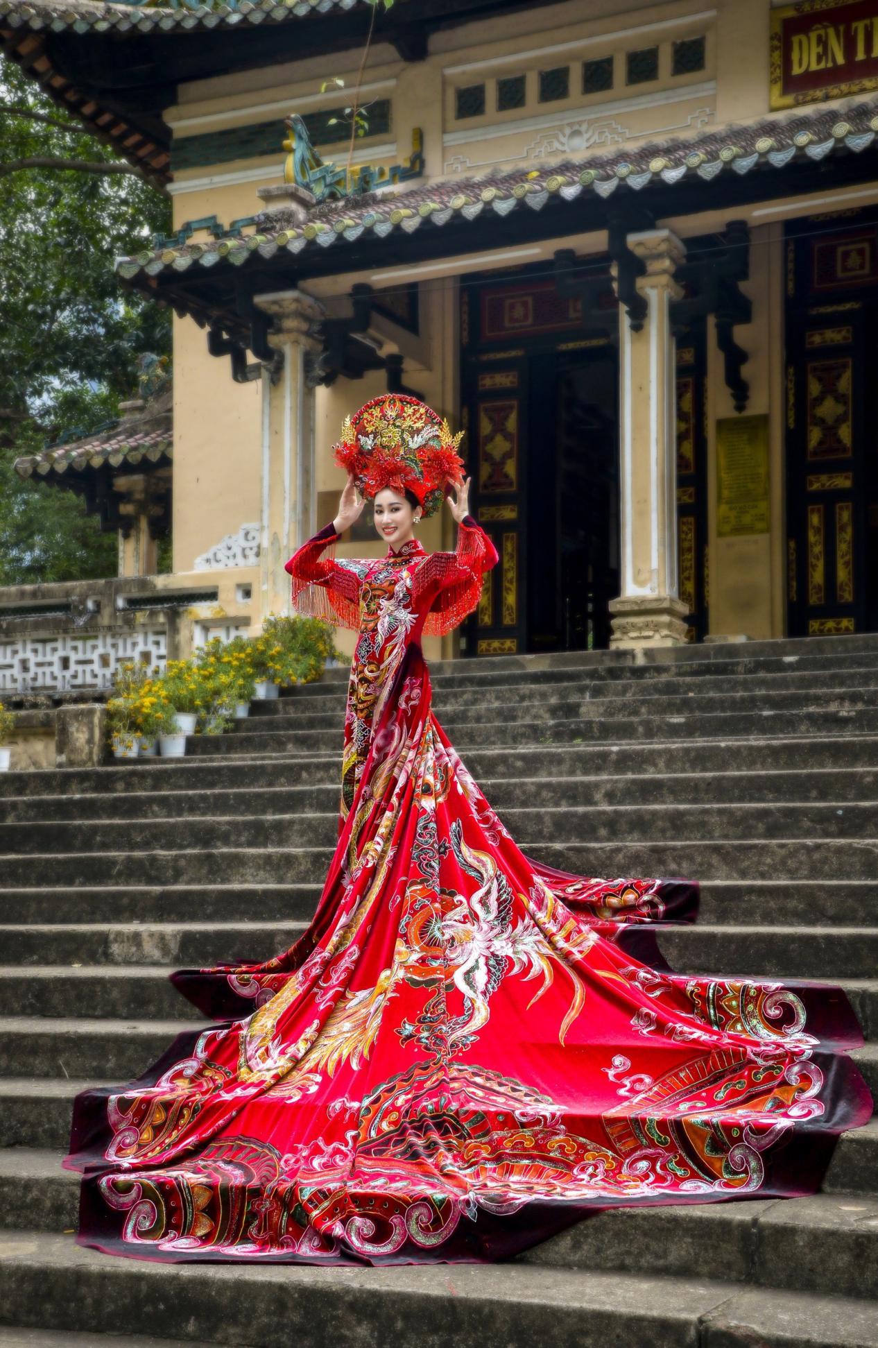 Hoa hậu Đoàn Hồng Trang rực rỡ chức mừng NTK Tommy Nguyễn khai trương - Ảnh 2.