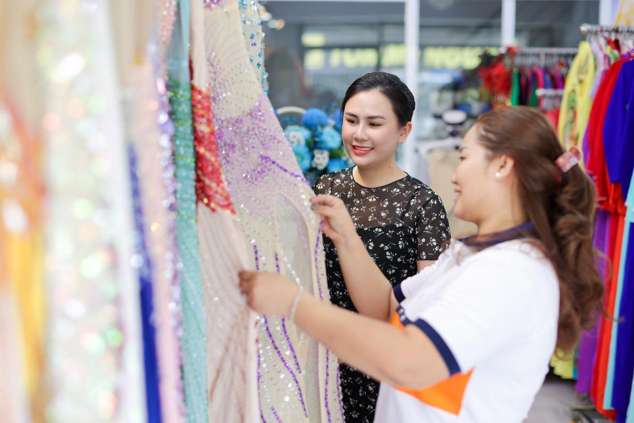 Hoa hậu L&yacute; Kim Ng&acirc;n diện v&aacute;y quyến rũ mừng NTK Tommy Nguyễn khai trương - Ảnh 1.