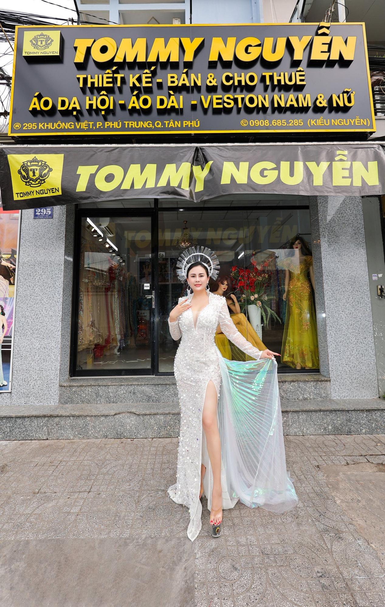 Hoa hậu L&yacute; Kim Ng&acirc;n diện v&aacute;y quyến rũ mừng NTK Tommy Nguyễn khai trương - Ảnh 2.