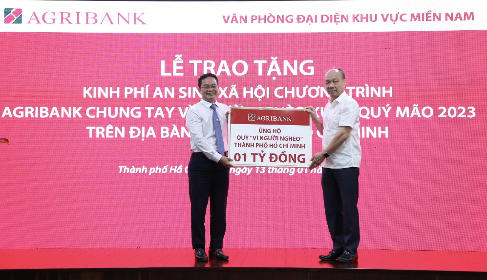 Agribank tặng 1 tỉ đồng cho Quỹ vì người nghèo TP HCM