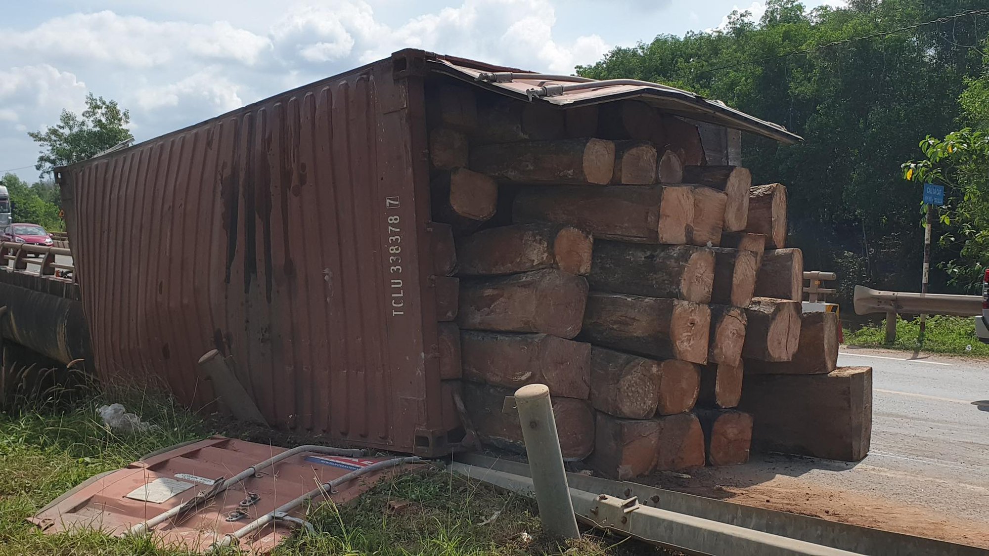 Xe container chở gỗ lật xuống cầu, 3 người trọng thương