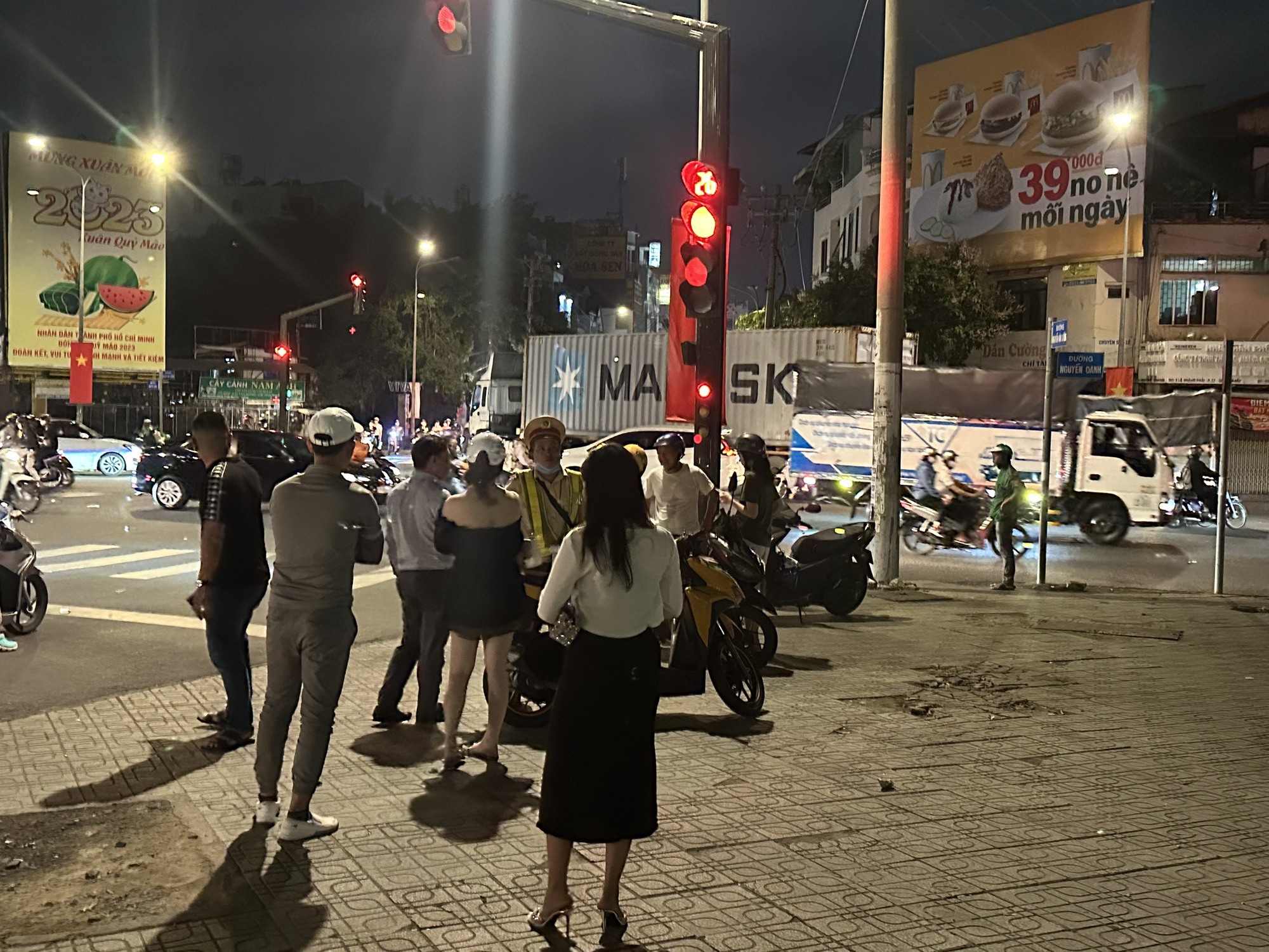 Thấy cô gái bị CSGT lập biên bản, nhóm thanh niên có phản ứng bất ngờ