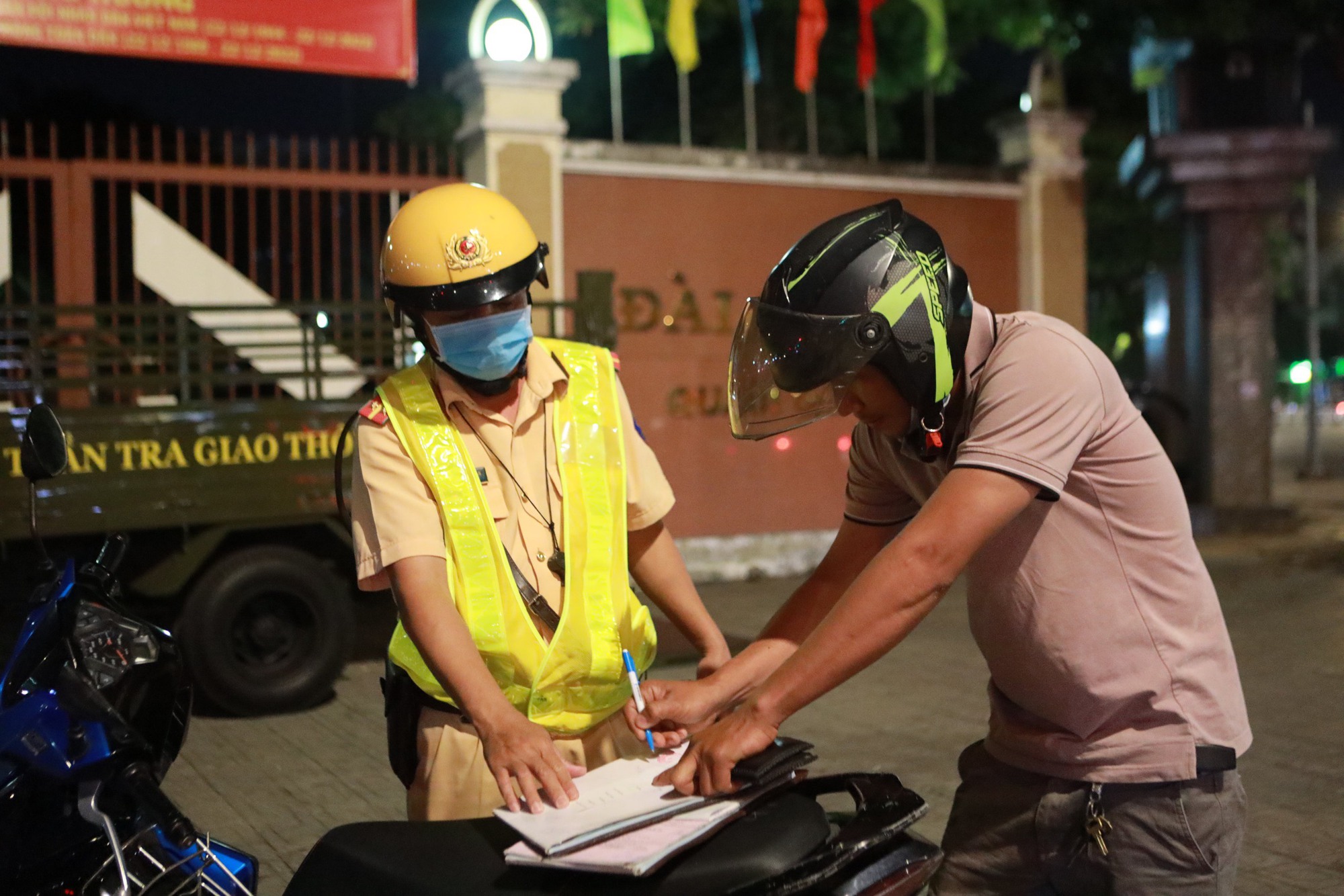 Thấy c&ocirc; g&aacute;i bị CSGT lập bi&ecirc;n bản, nh&oacute;m thanh ni&ecirc;n c&oacute; phản ứng bất ngờ - Ảnh 4.