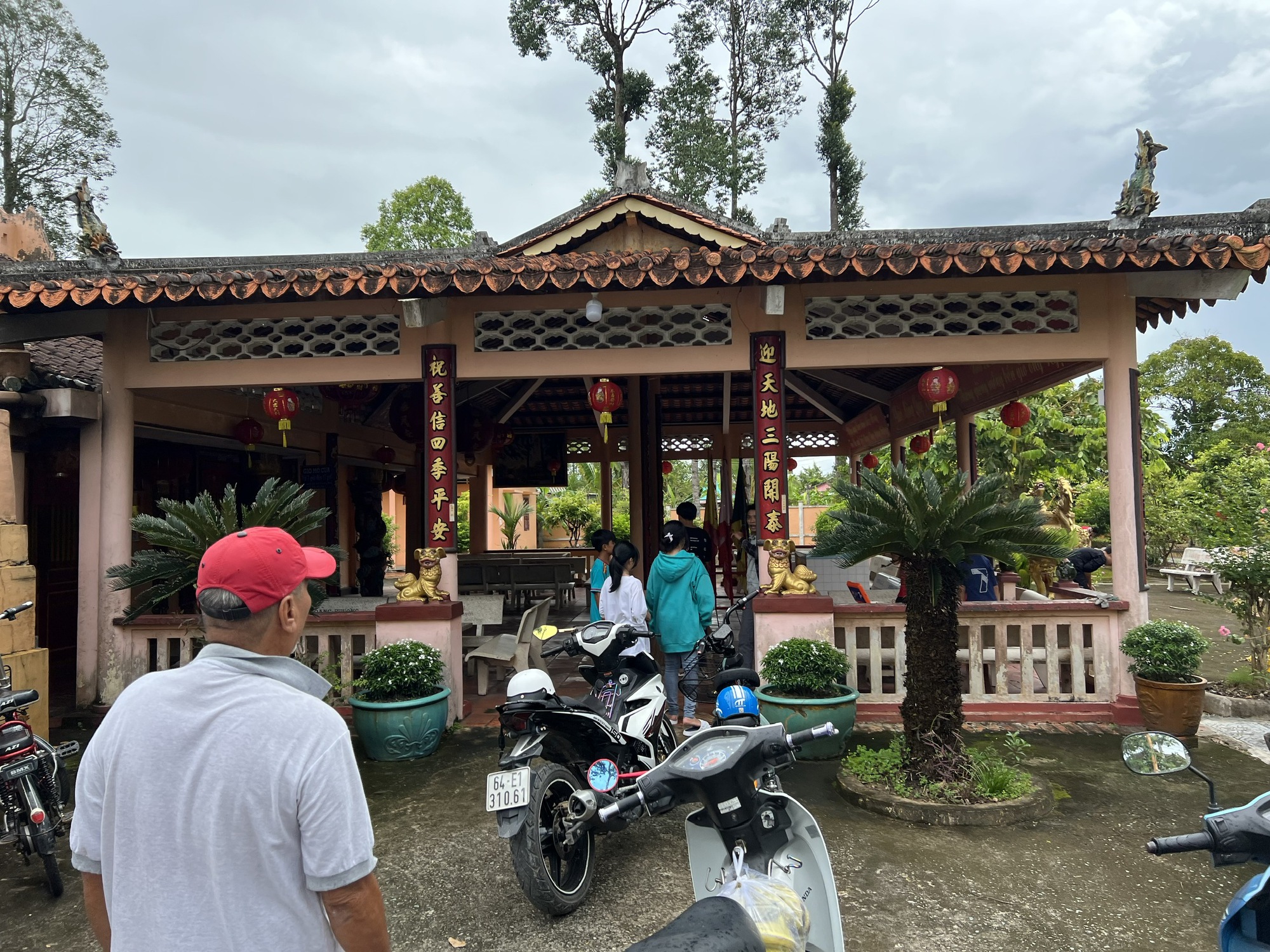 Ng&agrave;y xu&acirc;n, viếng Lăng &ocirc;ng Tiền qu&acirc;n Thống chế Điều b&aacute;t - Ảnh 2.