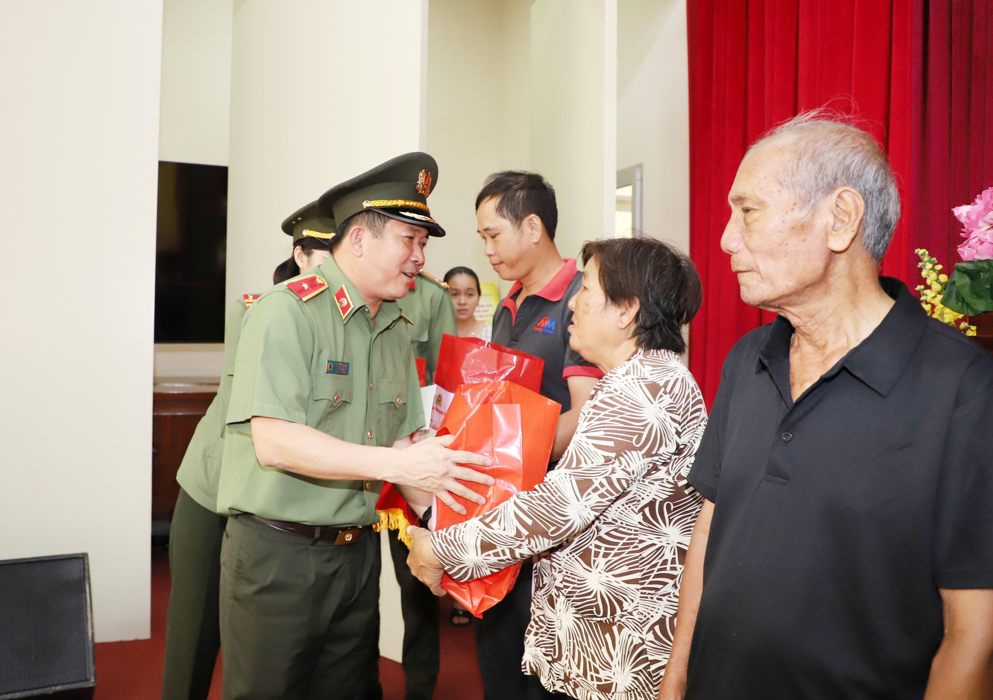 Chia sẻ x&uacute;c động của Thiếu tướng Đinh Văn Nơi tại Cần Thơ - Ảnh 2.