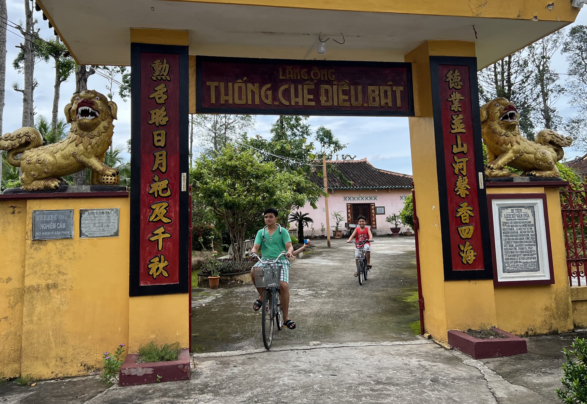 Ng&agrave;y xu&acirc;n, viếng Lăng &ocirc;ng Tiền qu&acirc;n Thống chế Điều b&aacute;t - Ảnh 1.