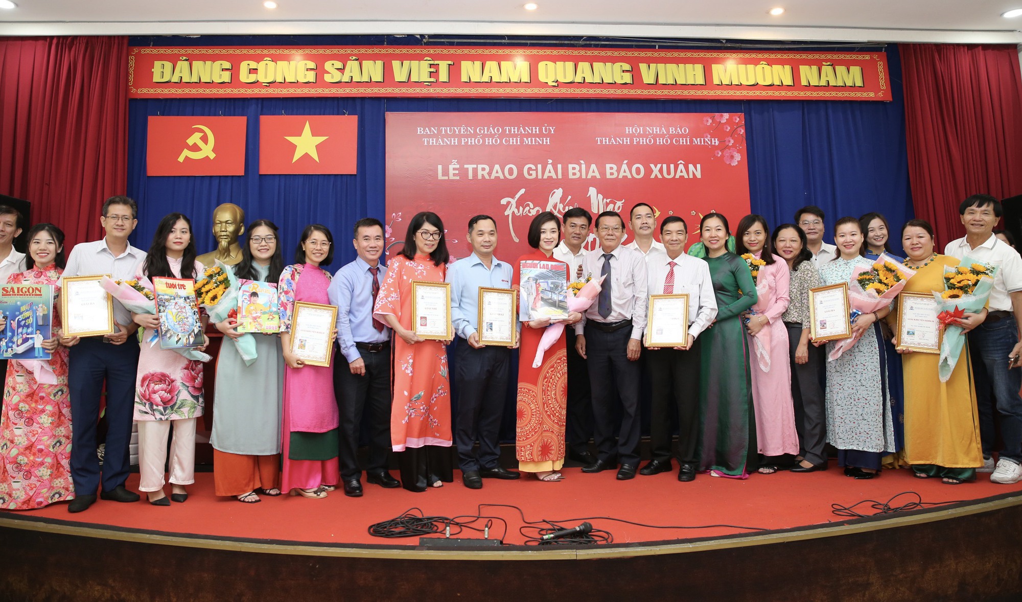 Trao giải b&igrave;a b&aacute;o xu&acirc;n Qu&yacute; M&atilde;o 2023 v&agrave; khai trương sạp b&aacute;o xu&acirc;n tại Đường s&aacute;ch TP HCM - Ảnh 3.