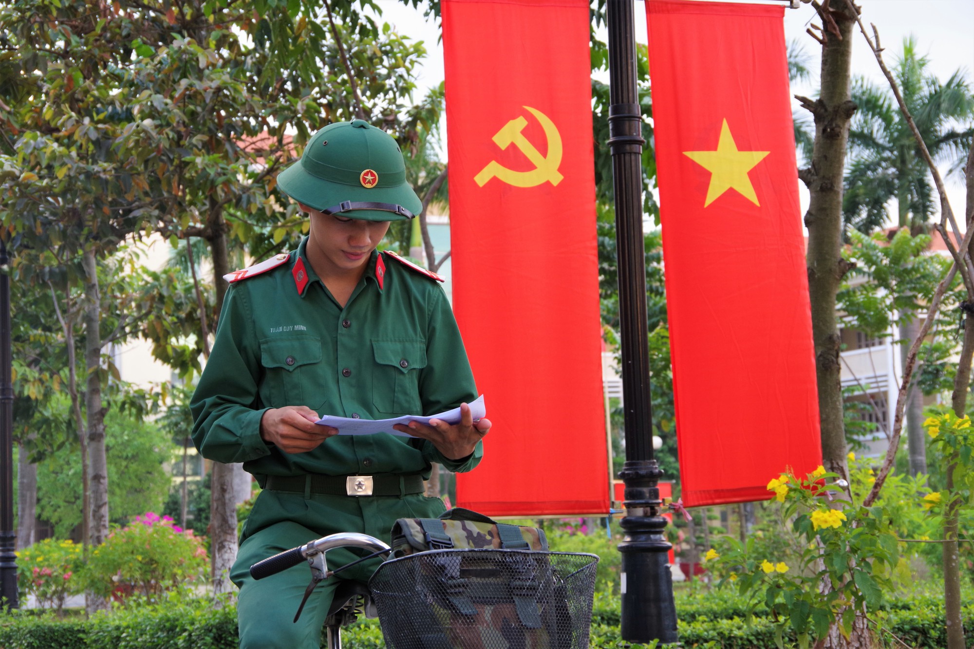 CUỘC THI ẢNH THIÊNG LIÊNG CỜ TỔ QUỐC: Ngày xuân thắm màu cờ - Ảnh 3.