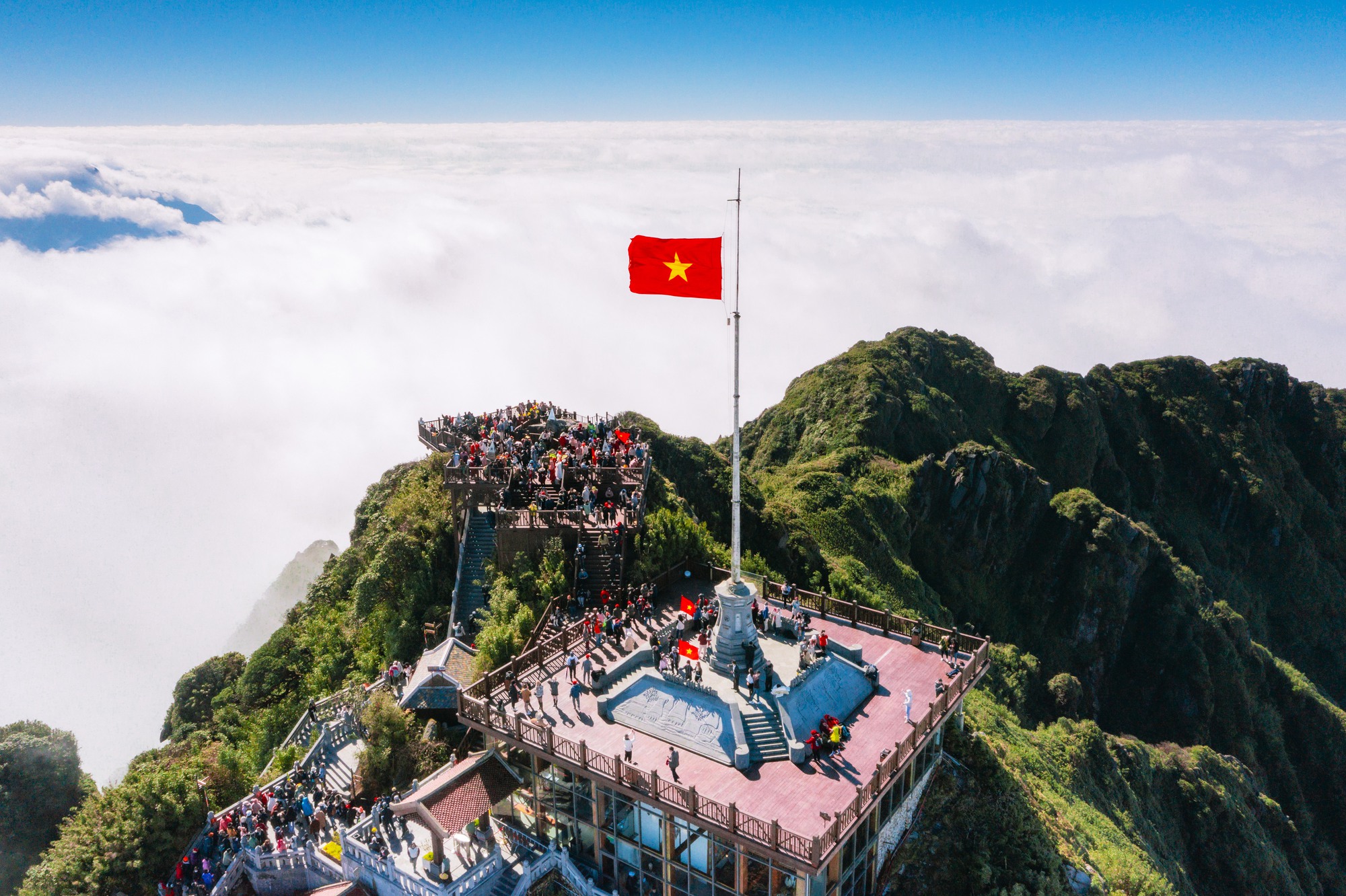 CUỘC THI ẢNH THIÊNG LIÊNG CỜ TỔ QUỐC: Ngày xuân thắm màu cờ - Ảnh 1.