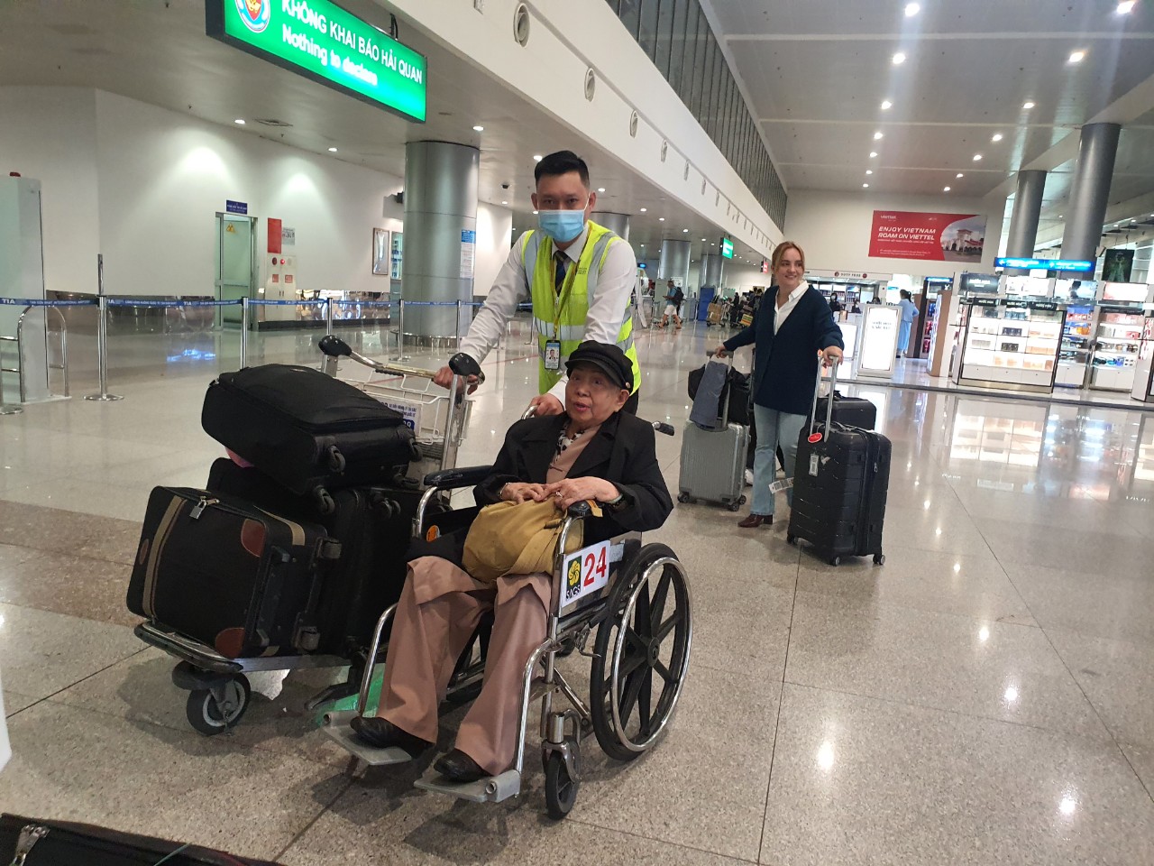 H&agrave;ng ng&agrave;n người đứng, ngồi ở s&acirc;n bay T&acirc;n Sơn Nhất chờ đ&oacute;n Việt kiều - Ảnh 7.
