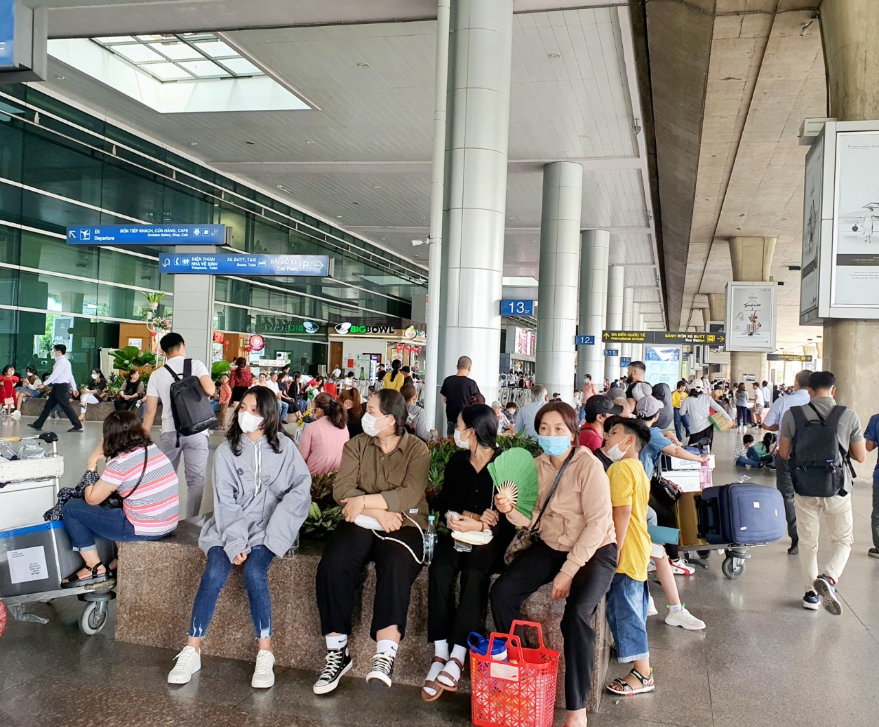H&agrave;ng ng&agrave;n người đứng, ngồi ở s&acirc;n bay T&acirc;n Sơn Nhất chờ đ&oacute;n Việt kiều - Ảnh 2.