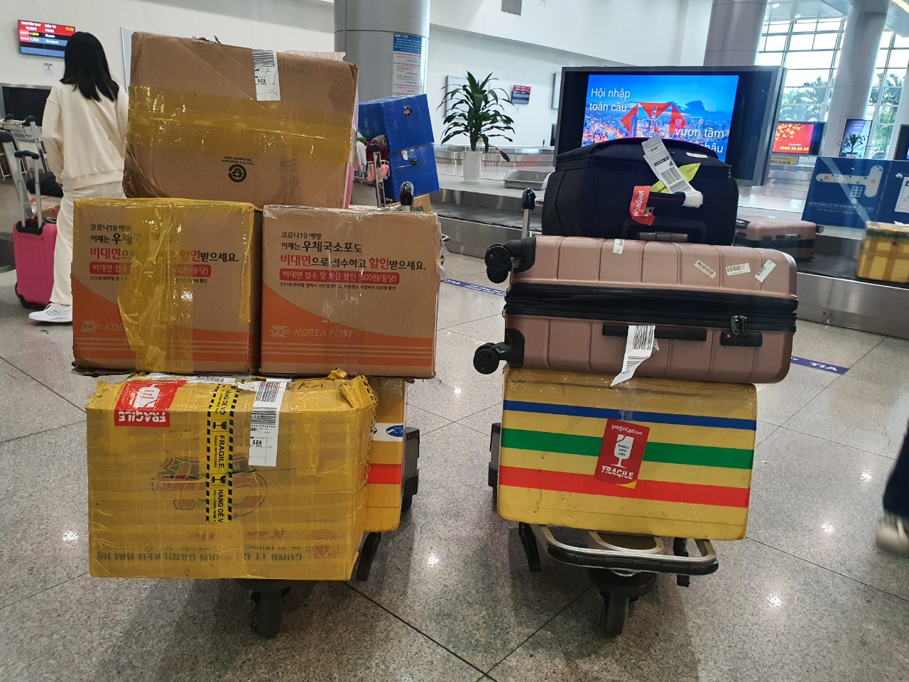 H&agrave;ng ng&agrave;n người đứng, ngồi ở s&acirc;n bay T&acirc;n Sơn Nhất chờ đ&oacute;n Việt kiều - Ảnh 6.
