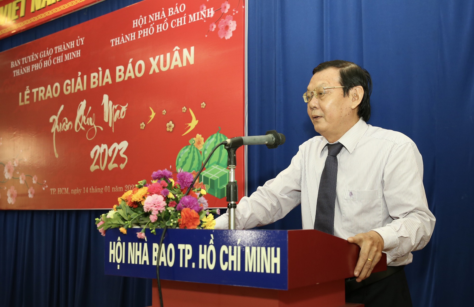 Trao giải b&igrave;a b&aacute;o xu&acirc;n Qu&yacute; M&atilde;o 2023 v&agrave; khai trương sạp b&aacute;o xu&acirc;n tại Đường s&aacute;ch TP HCM - Ảnh 1.