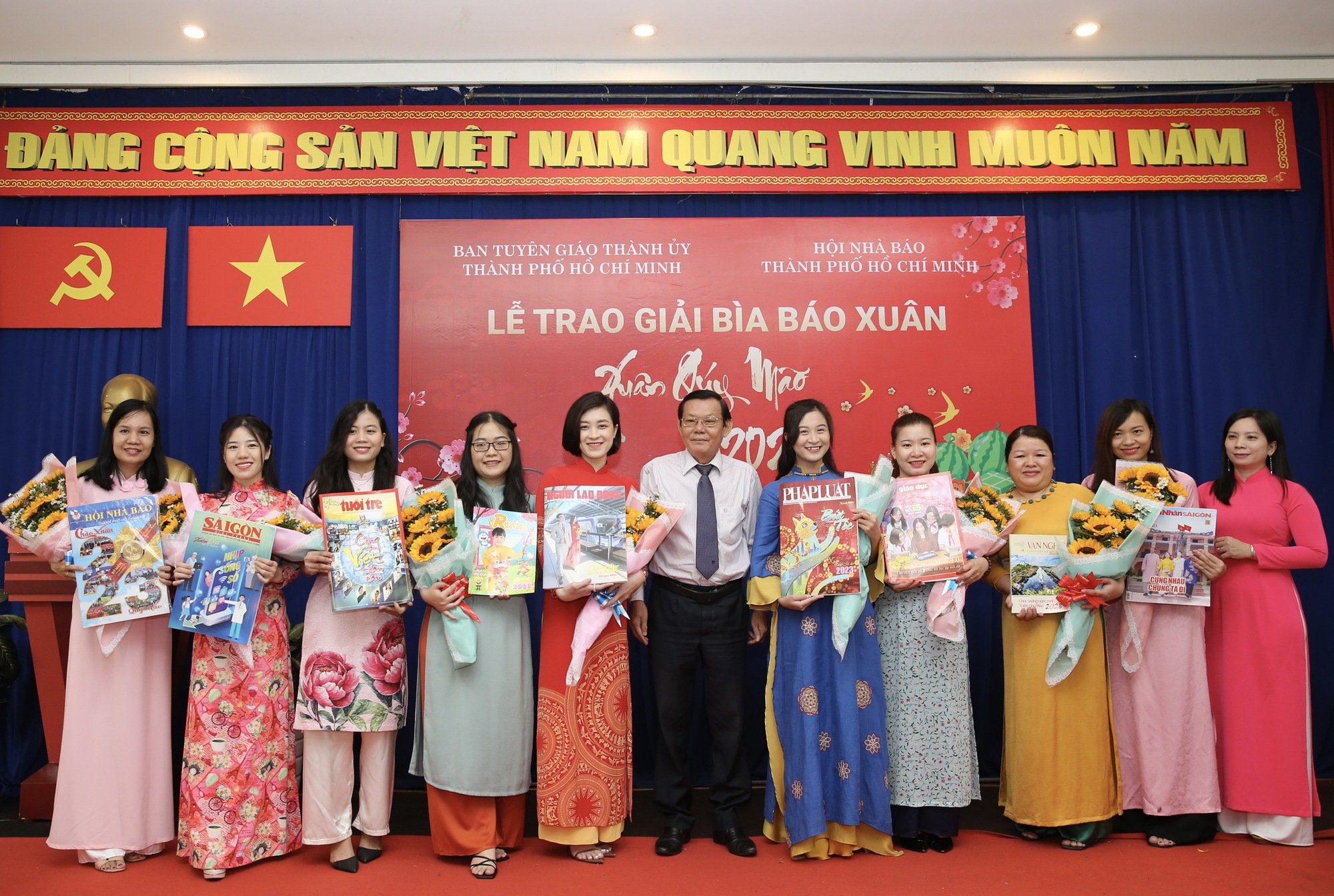 Trao giải b&igrave;a b&aacute;o xu&acirc;n Qu&yacute; M&atilde;o 2023 v&agrave; khai trương sạp b&aacute;o xu&acirc;n tại Đường s&aacute;ch TP HCM - Ảnh 4.