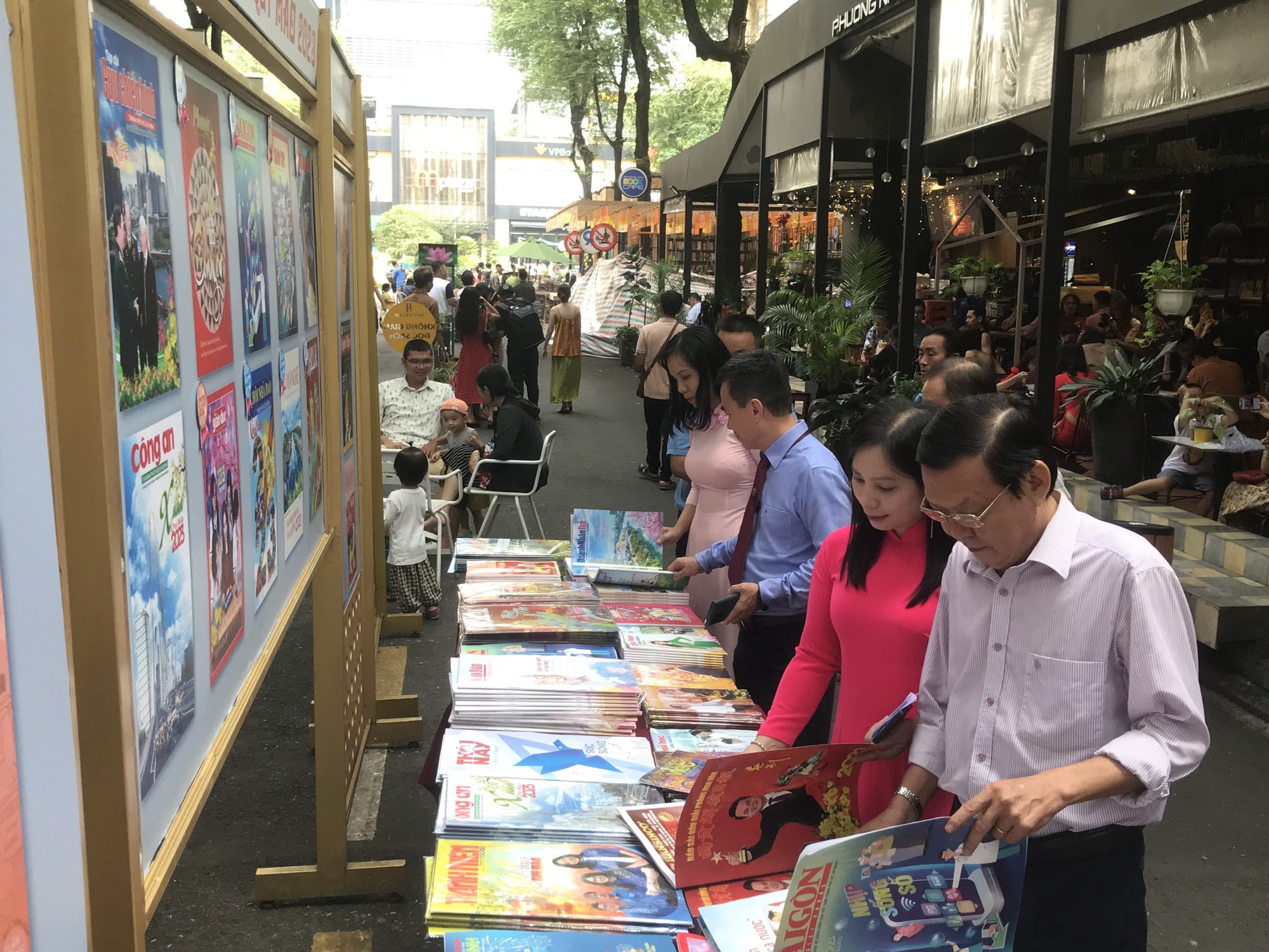 Trao giải b&igrave;a b&aacute;o xu&acirc;n Qu&yacute; M&atilde;o 2023 v&agrave; khai trương sạp b&aacute;o xu&acirc;n tại Đường s&aacute;ch TP HCM - Ảnh 6.