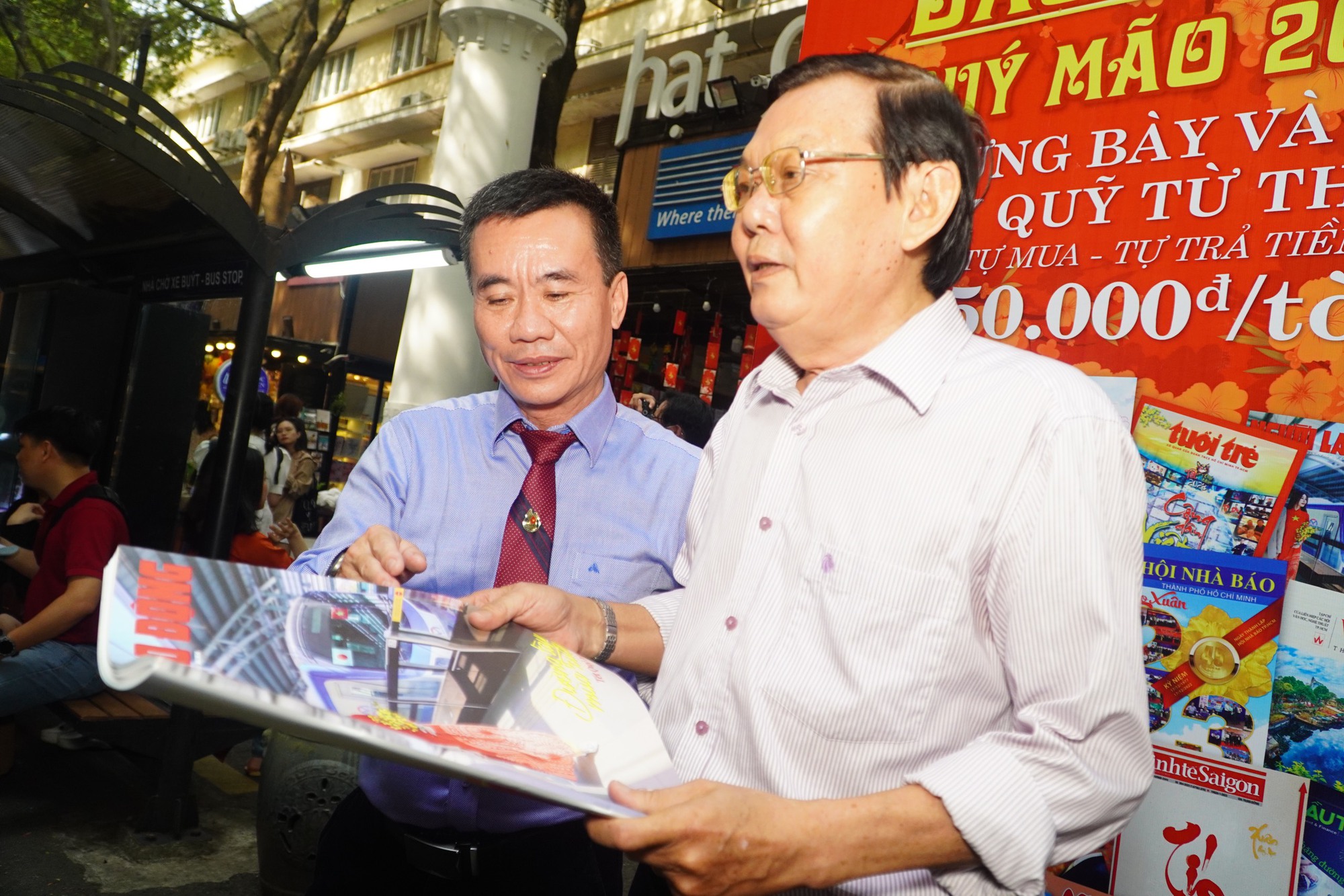 Trao giải b&igrave;a b&aacute;o xu&acirc;n Qu&yacute; M&atilde;o 2023 v&agrave; khai trương sạp b&aacute;o xu&acirc;n tại Đường s&aacute;ch TP HCM - Ảnh 7.