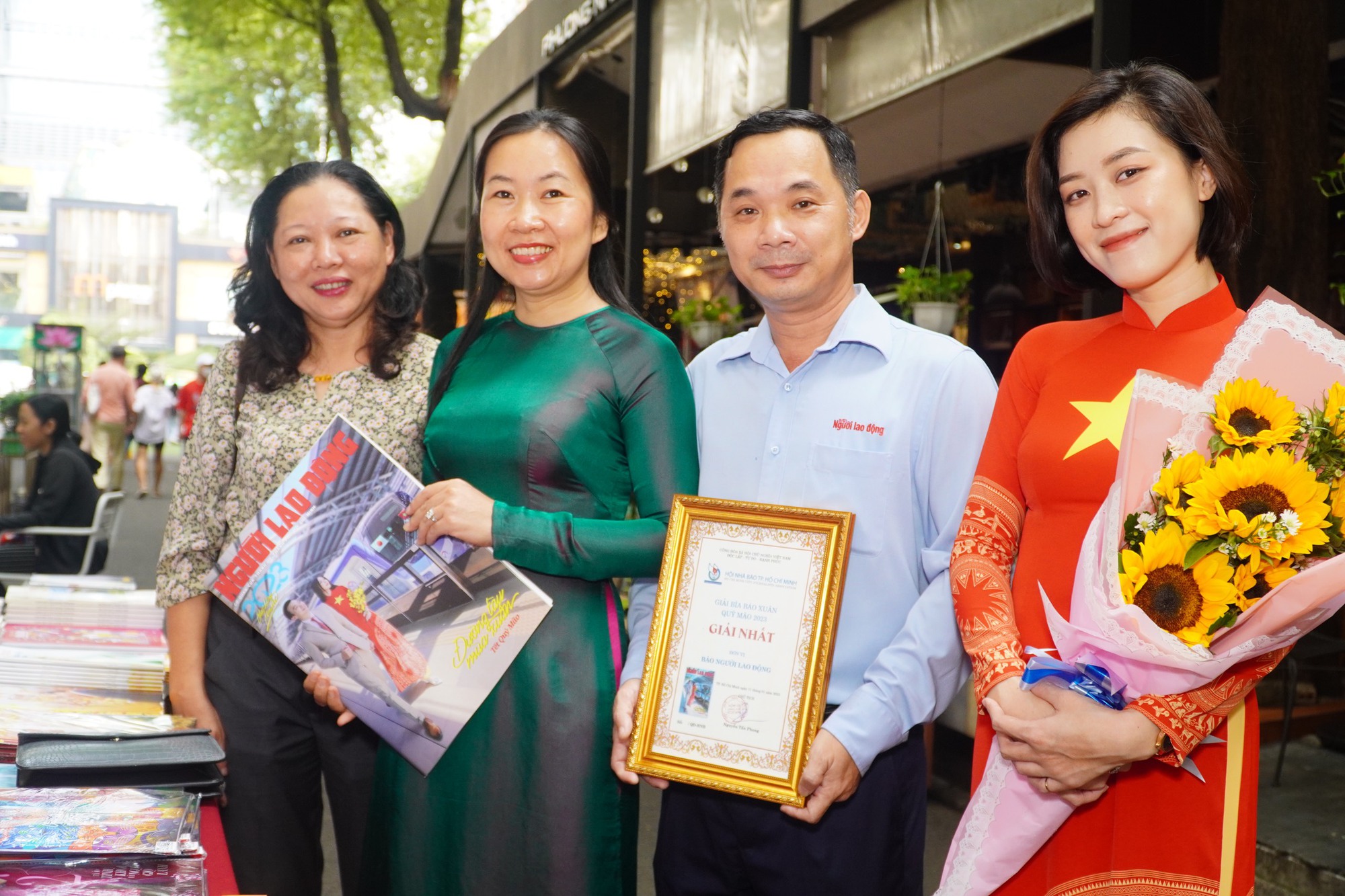 Trao giải b&igrave;a b&aacute;o xu&acirc;n Qu&yacute; M&atilde;o 2023 v&agrave; khai trương sạp b&aacute;o xu&acirc;n tại Đường s&aacute;ch TP HCM - Ảnh 8.