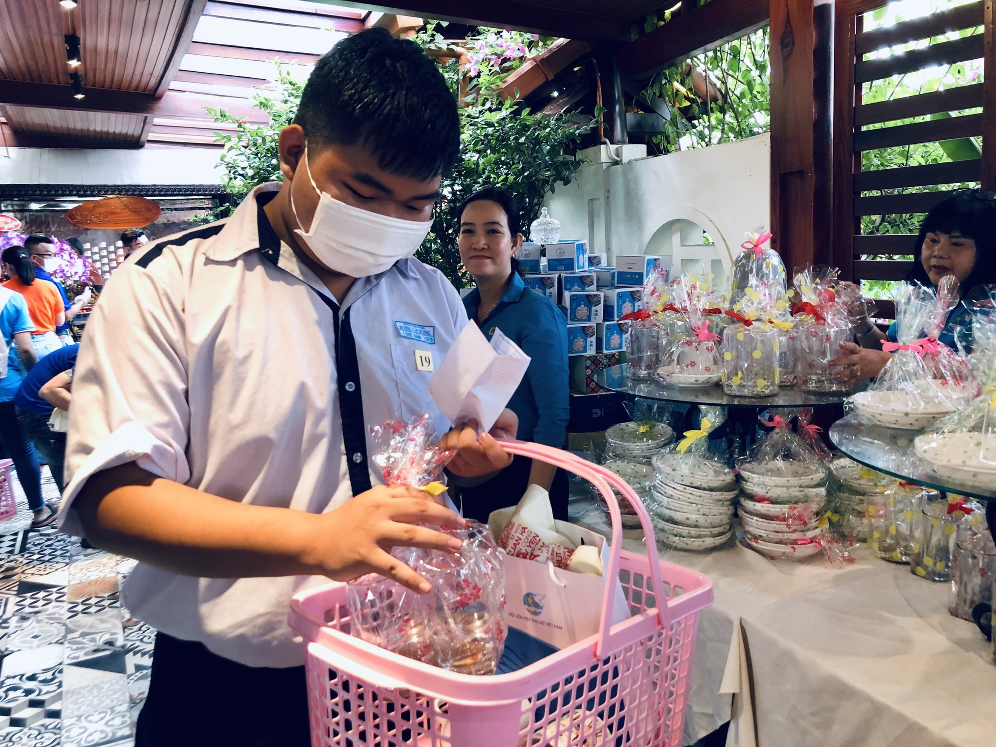 Trẻ mồ c&ocirc;i, nữ c&ocirc;ng nh&acirc;n kh&oacute; khăn vui với Xu&acirc;n ấm &aacute;p y&ecirc;u thương - Ảnh 4.