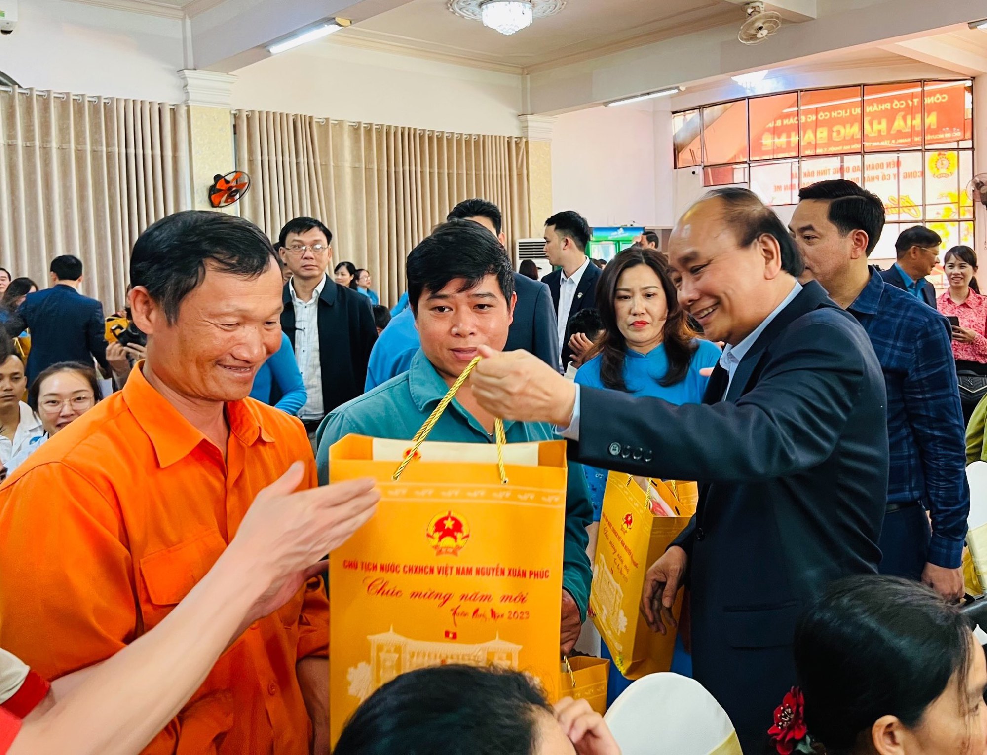 Lãnh đạo Trung ương thăm, trao quà Tết ở nhiều nơi