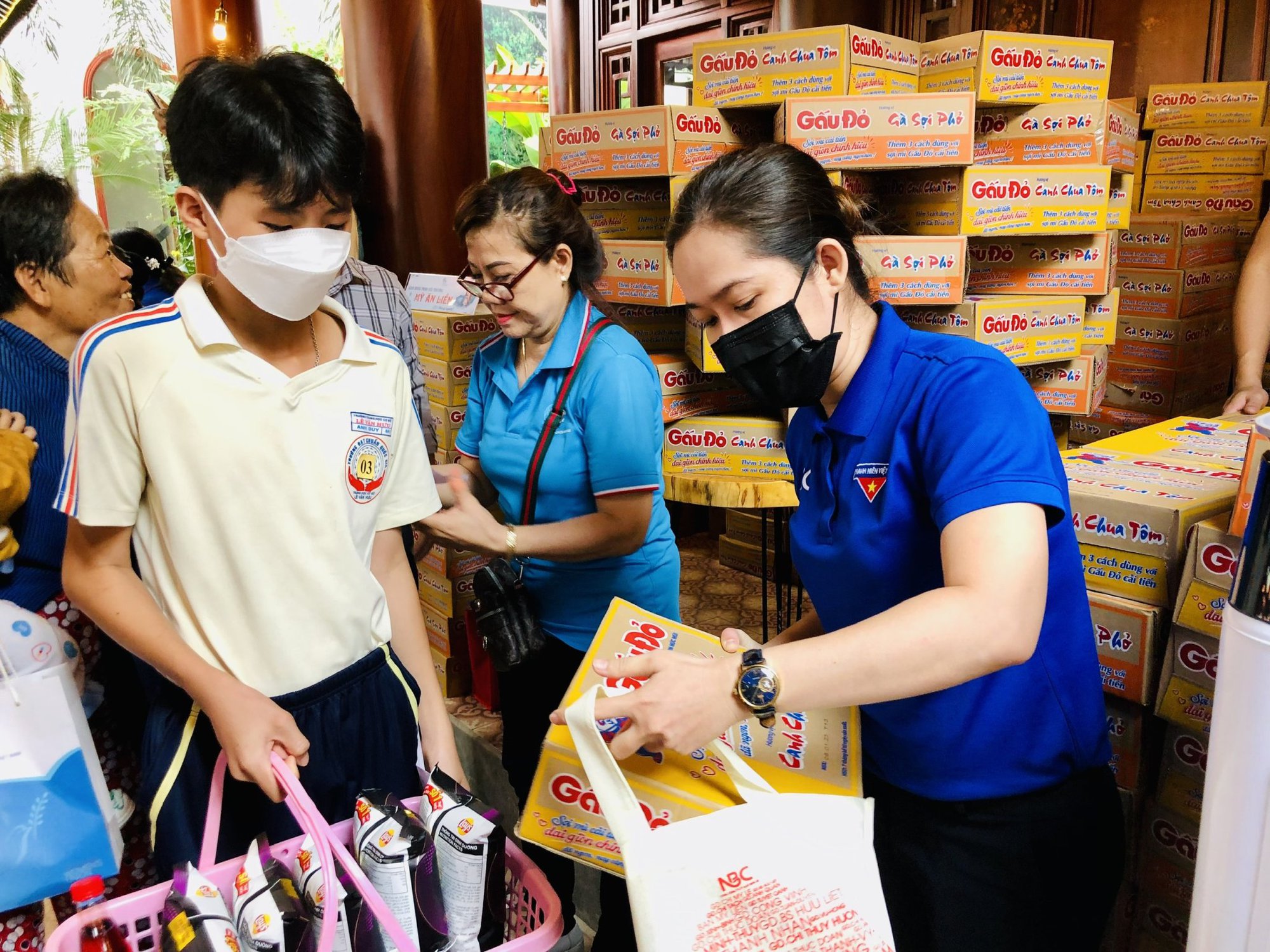 Trẻ mồ c&ocirc;i, nữ c&ocirc;ng nh&acirc;n kh&oacute; khăn vui với Xu&acirc;n ấm &aacute;p y&ecirc;u thương - Ảnh 1.