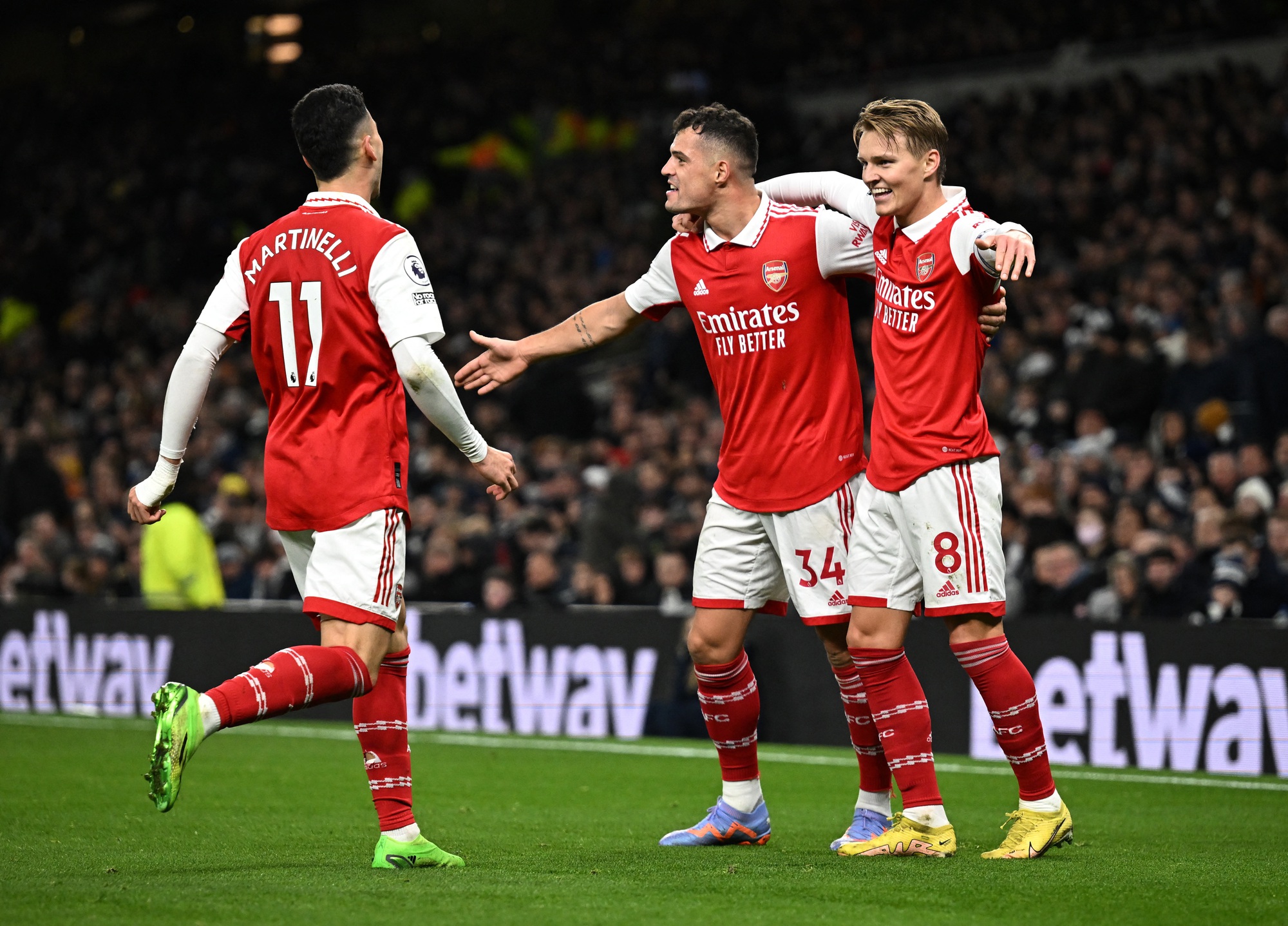 2 bàn định đoạt đại chiến, Arsenal bay cao trên đỉnh Ngoại hạng Anh