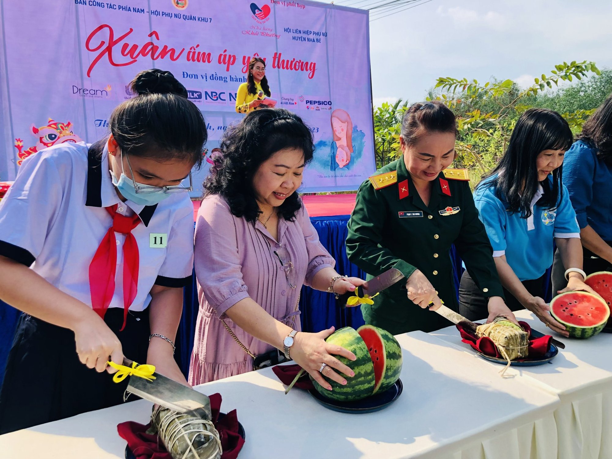 Trẻ mồ c&ocirc;i, nữ c&ocirc;ng nh&acirc;n kh&oacute; khăn vui với Xu&acirc;n ấm &aacute;p y&ecirc;u thương - Ảnh 3.