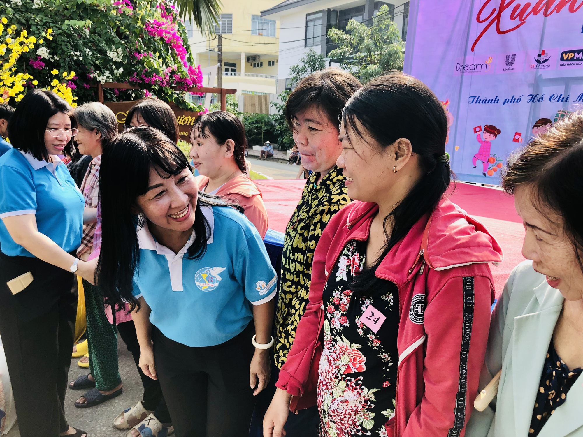 Trẻ mồ c&ocirc;i, nữ c&ocirc;ng nh&acirc;n kh&oacute; khăn vui với Xu&acirc;n ấm &aacute;p y&ecirc;u thương - Ảnh 2.