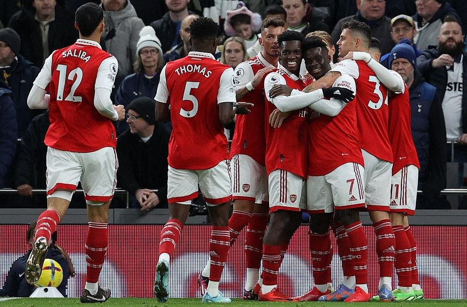 2 b&agrave;n định đoạt đại chiến, Arsenal bay cao tr&ecirc;n đỉnh Ngoại hạng Anh - Ảnh 4.