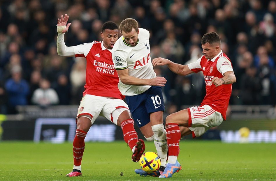 2 b&agrave;n định đoạt đại chiến, Arsenal bay cao tr&ecirc;n đỉnh Ngoại hạng Anh - Ảnh 1.