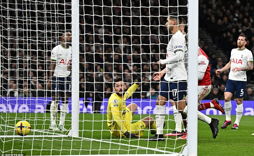 2 b&agrave;n định đoạt đại chiến, Arsenal bay cao tr&ecirc;n đỉnh Ngoại hạng Anh - Ảnh 3.