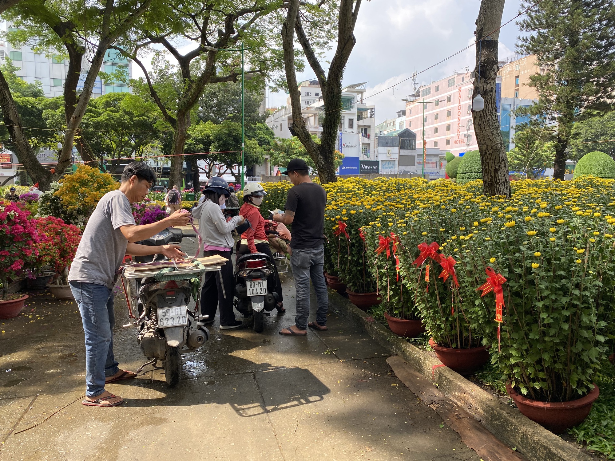 Người d&acirc;n TP HCM tấp nập mua hoa Tết sớm - Ảnh 5.