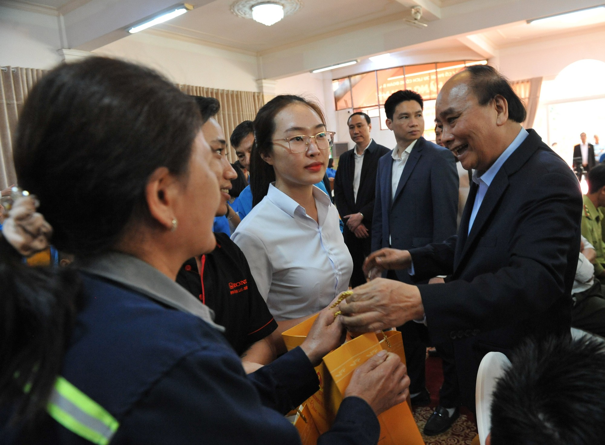 Chủ tịch nước Nguyễn Xuân Phúc: Mỗi công nhân phải tự lực, tự cường, vươn lên mạnh mẽ