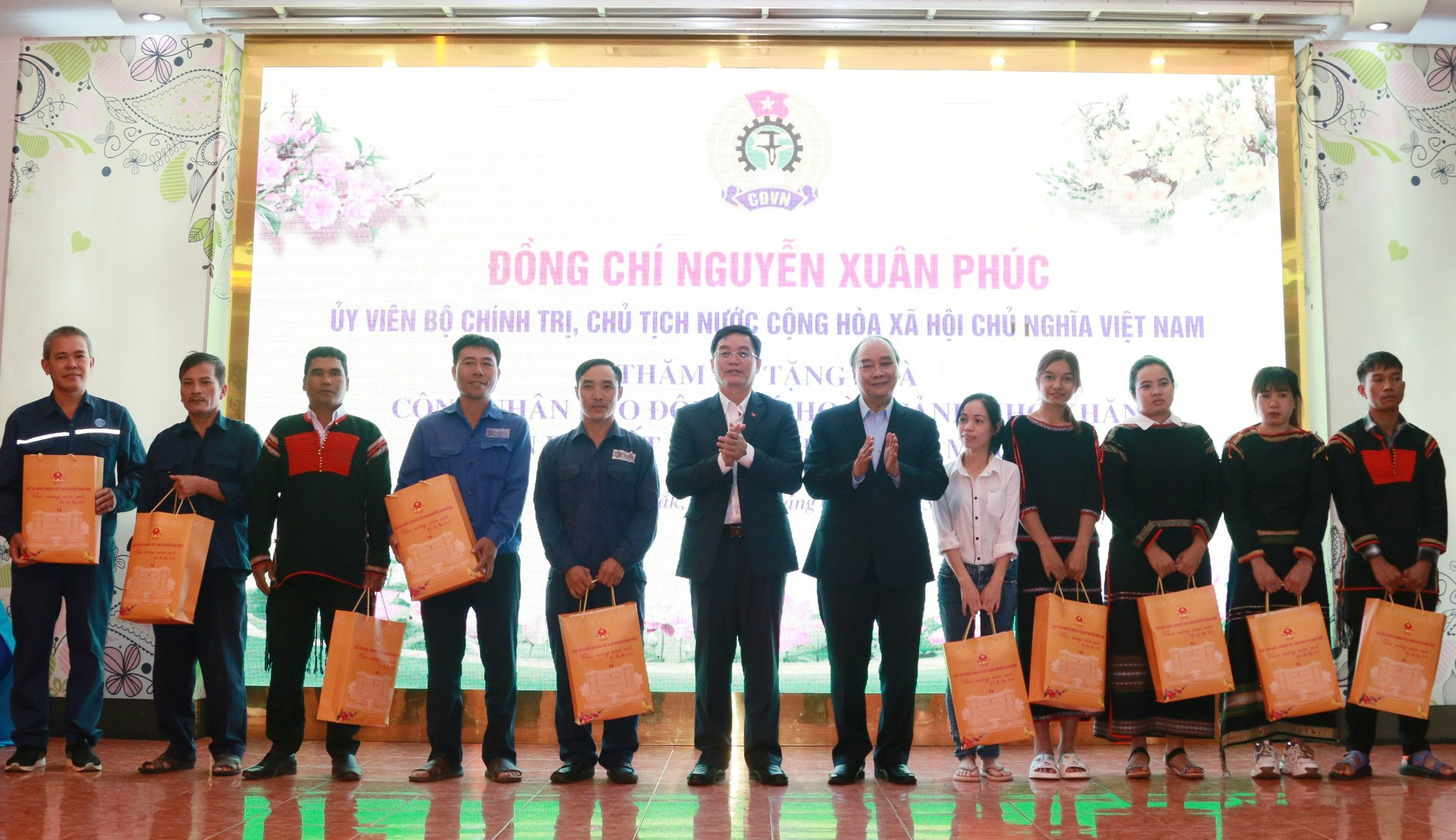 Chủ tịch nước Nguyễn Xu&acirc;n Ph&uacute;c: Mỗi c&ocirc;ng nh&acirc;n phải tự lực, tự cường, vươn l&ecirc;n mạnh mẽ - Ảnh 2.