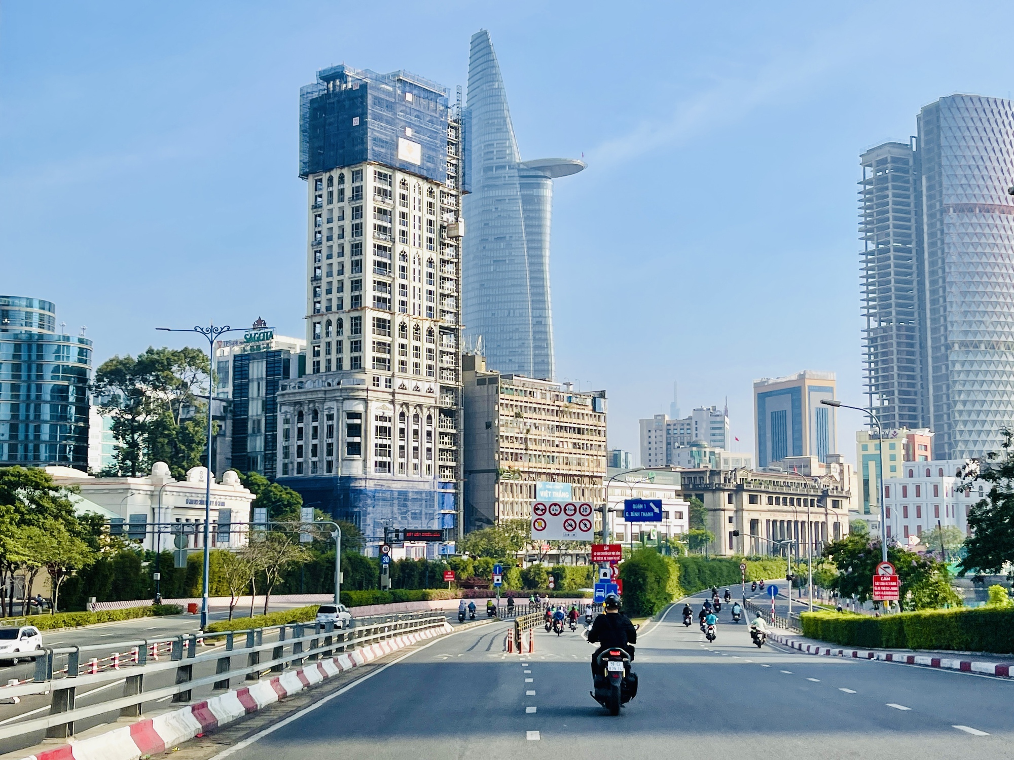 Bất ngờ với đường sá TP HCM ngày cận Tết