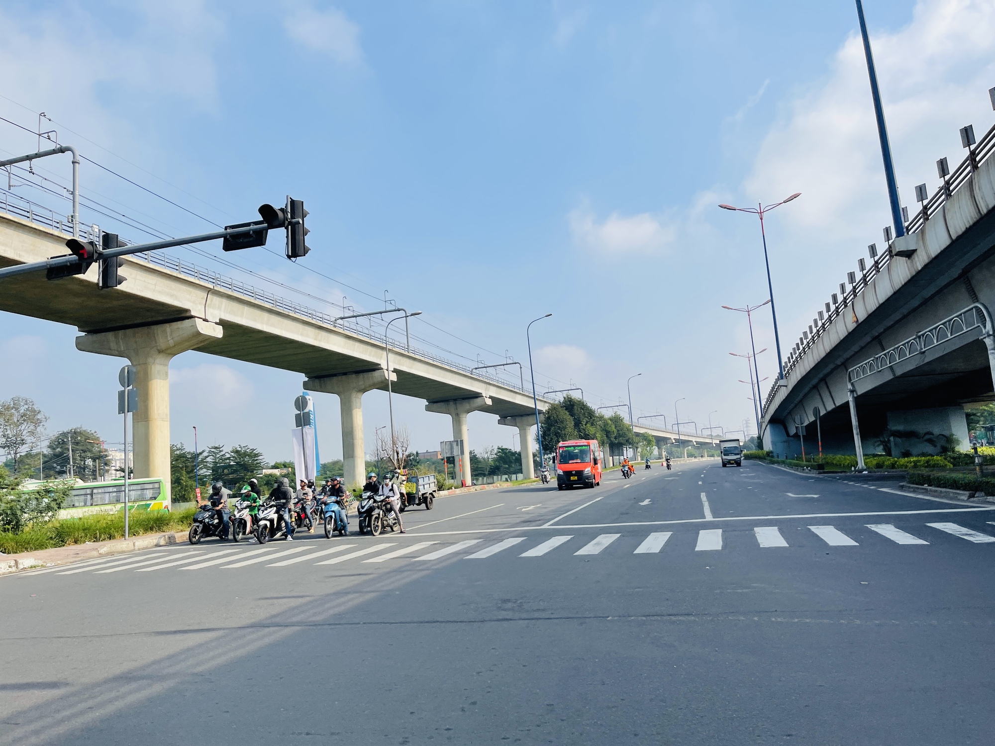 Bất ngờ với đường s&aacute; TP HCM ng&agrave;y cận Tết - Ảnh 8.