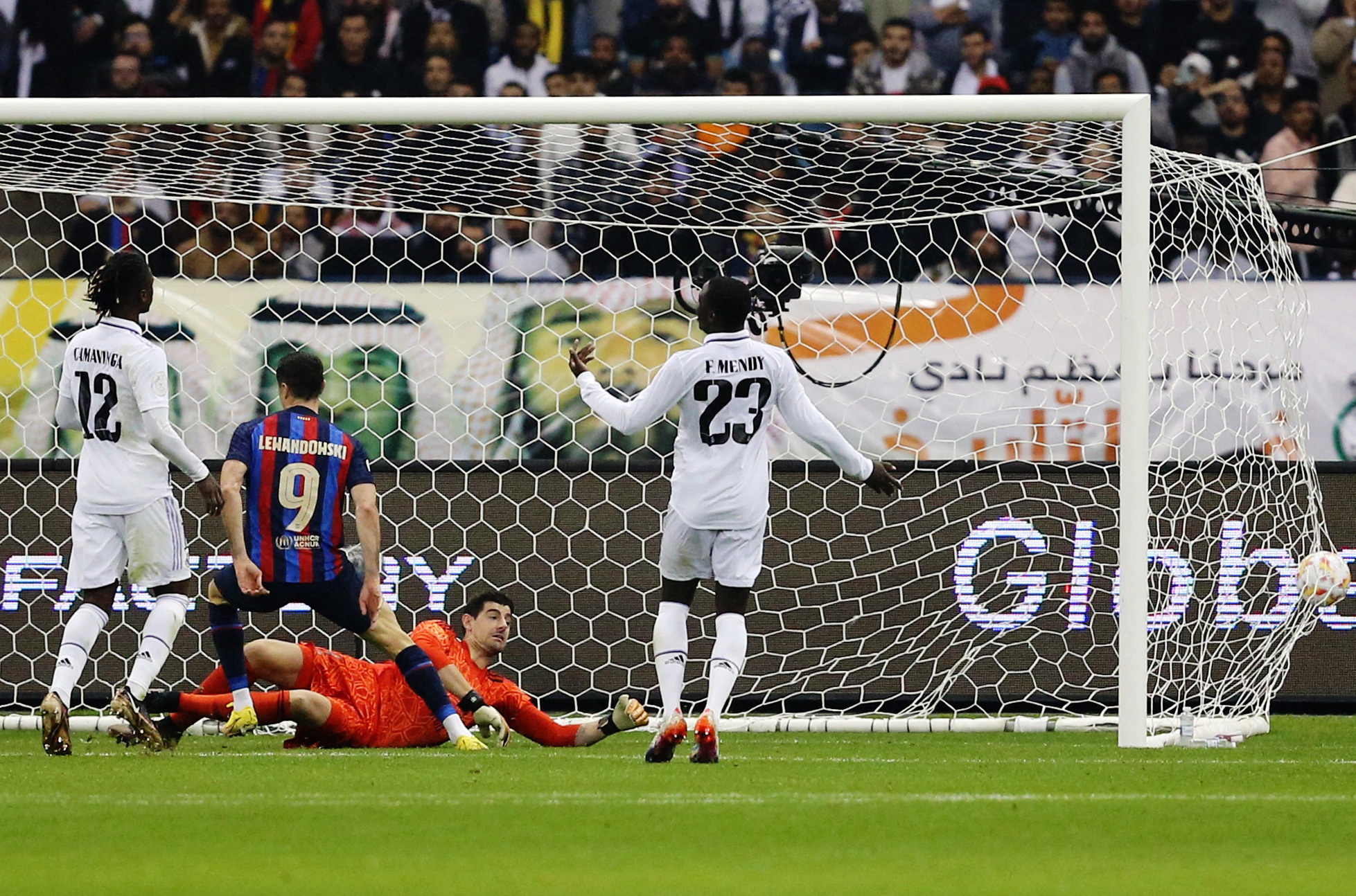Sao trẻ rực sáng, Barcelona hạ Real Madrid đoạt Siêu cúp - Ảnh 3.