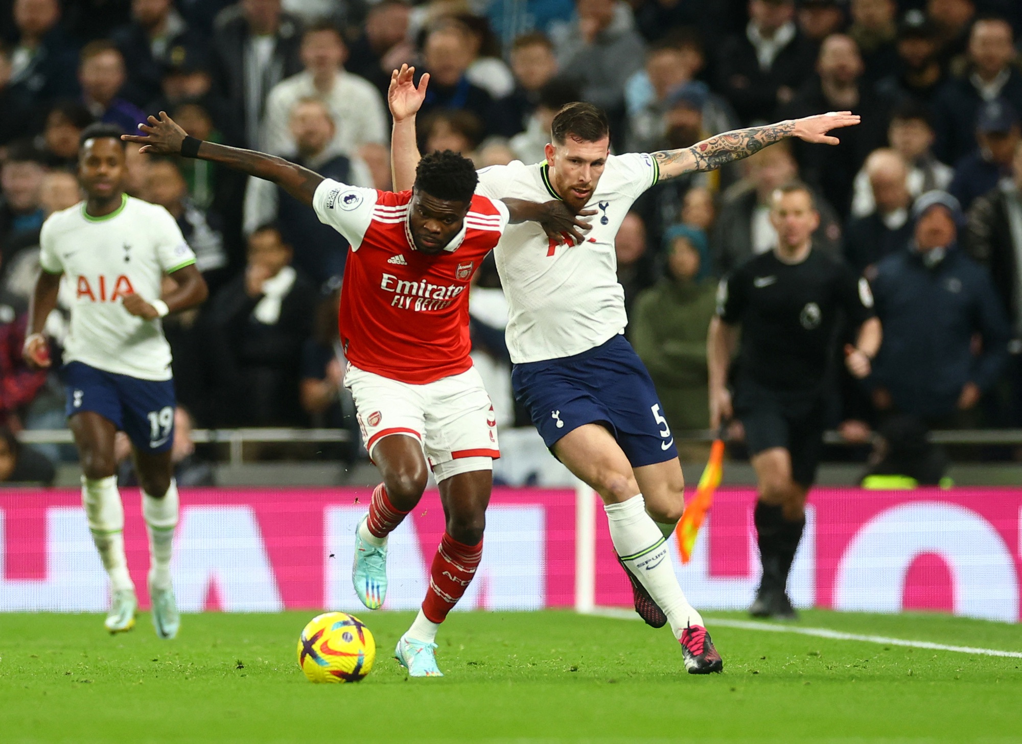 2 b&agrave;n định đoạt đại chiến, Arsenal bay cao tr&ecirc;n đỉnh Ngoại hạng Anh - Ảnh 2.