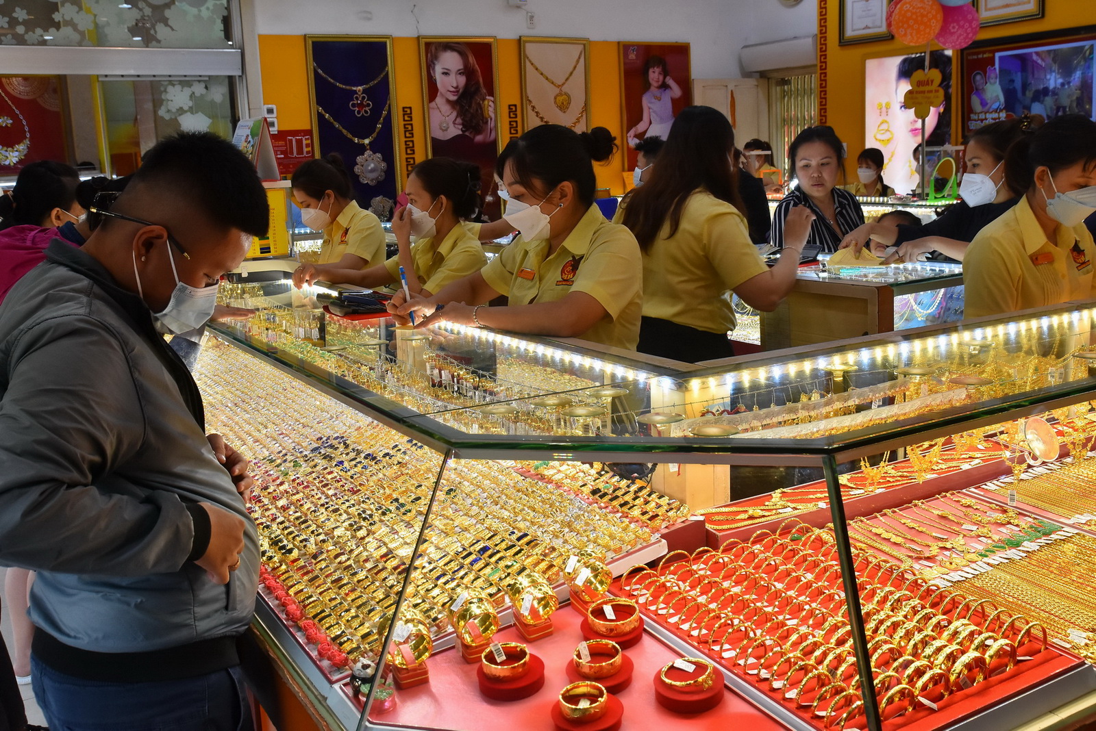 Giá vàng hôm nay 15-1: Vàng SJC hạ nhiệt, vàng nhẫn duy trì ở mốc cao