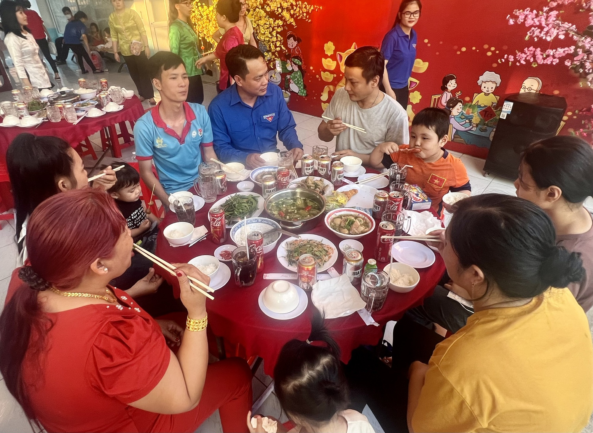 C&ugrave;ng nhau l&agrave;m n&ecirc;n Tết, mang m&ugrave;a xu&acirc;n ấm &aacute;p đến c&ocirc;ng nh&acirc;n - Ảnh 3.
