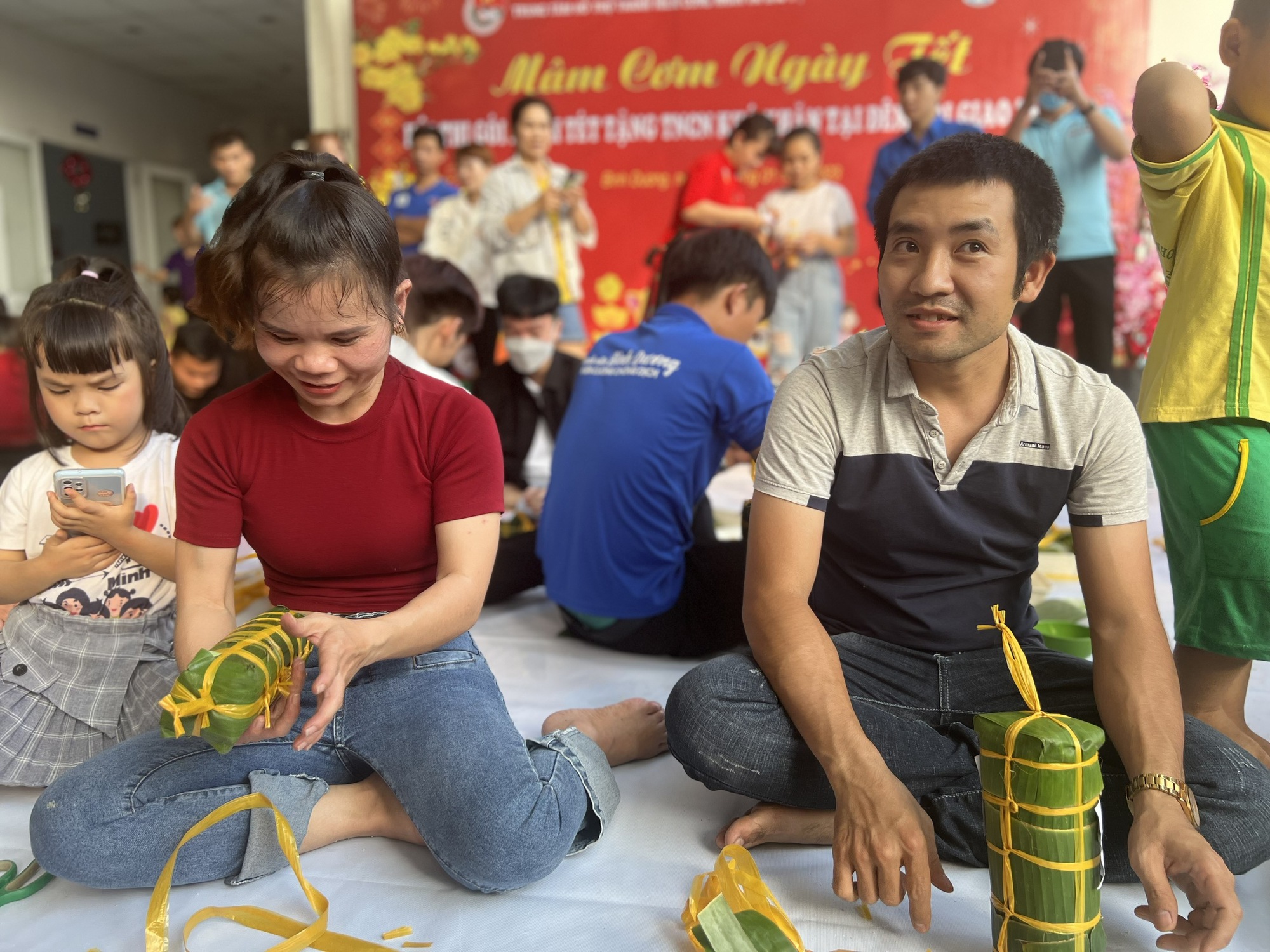 C&ugrave;ng nhau l&agrave;m n&ecirc;n Tết, mang m&ugrave;a xu&acirc;n ấm &aacute;p đến c&ocirc;ng nh&acirc;n - Ảnh 4.