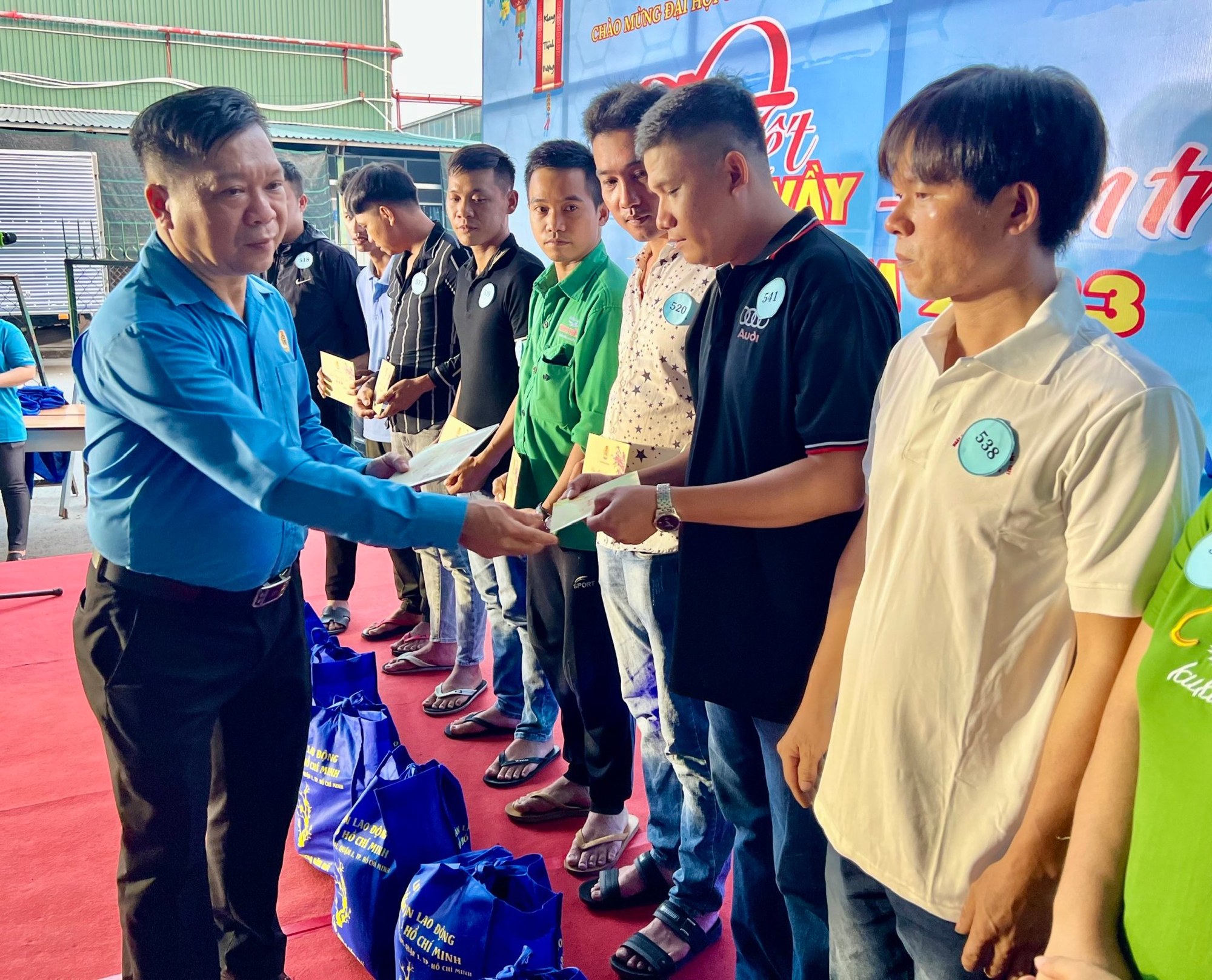 Tặng quà Tết cho đoàn viên - lao động khó khăn