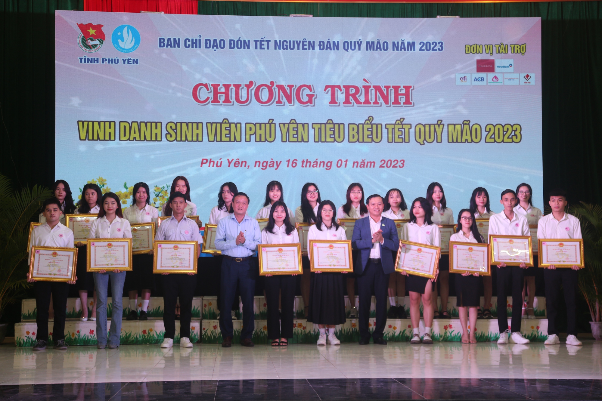 Báo Người Lao Động trao 50 suất học bổng trị giá 100 triệu đồng cho học sinh nghèo Phú Yên
