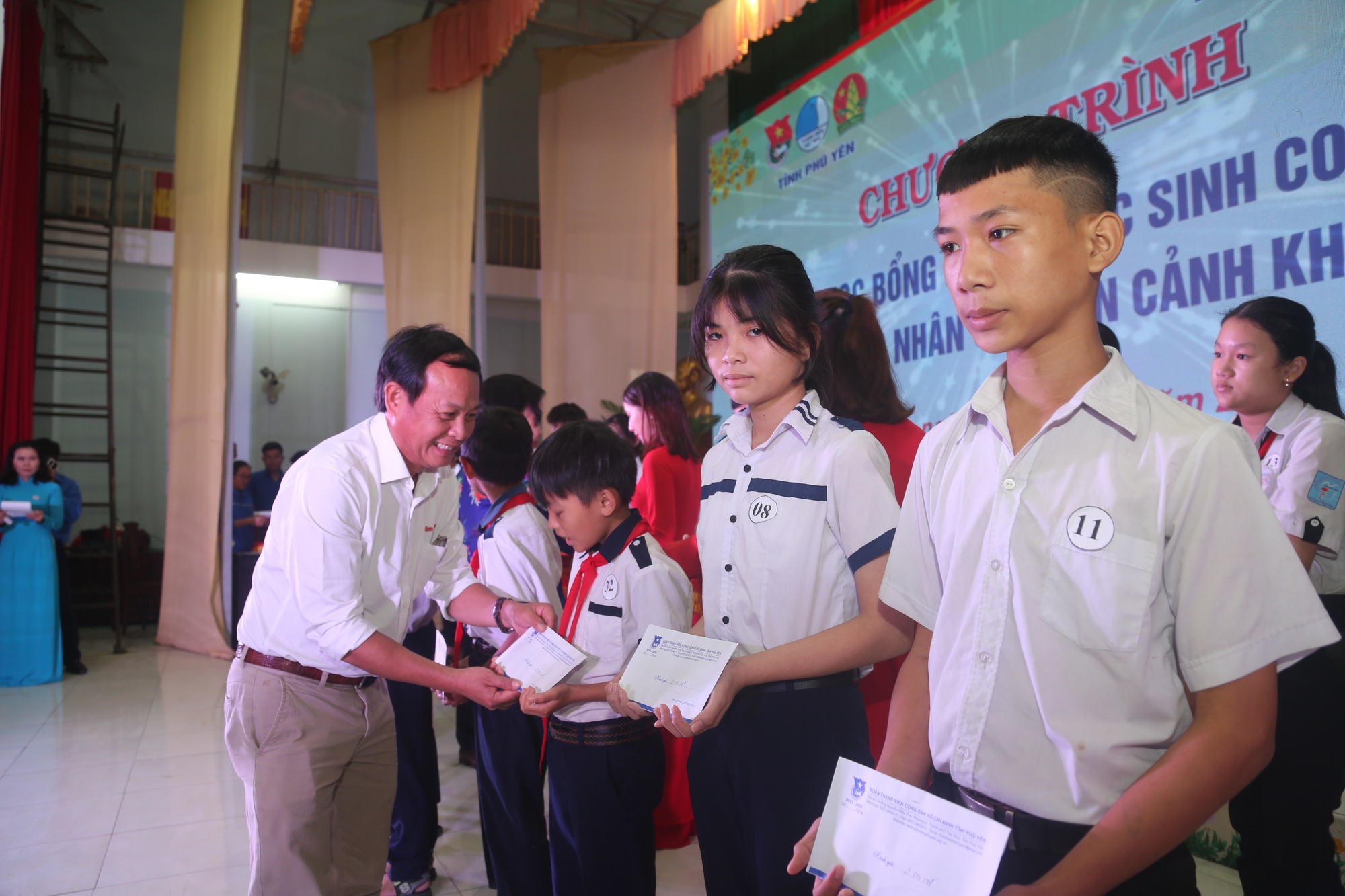 B&aacute;o Người Lao Động trao 50 suất học bổng trị gi&aacute; 100 triệu đồng cho học sinh ngh&egrave;o Ph&uacute; Y&ecirc;n - Ảnh 2.