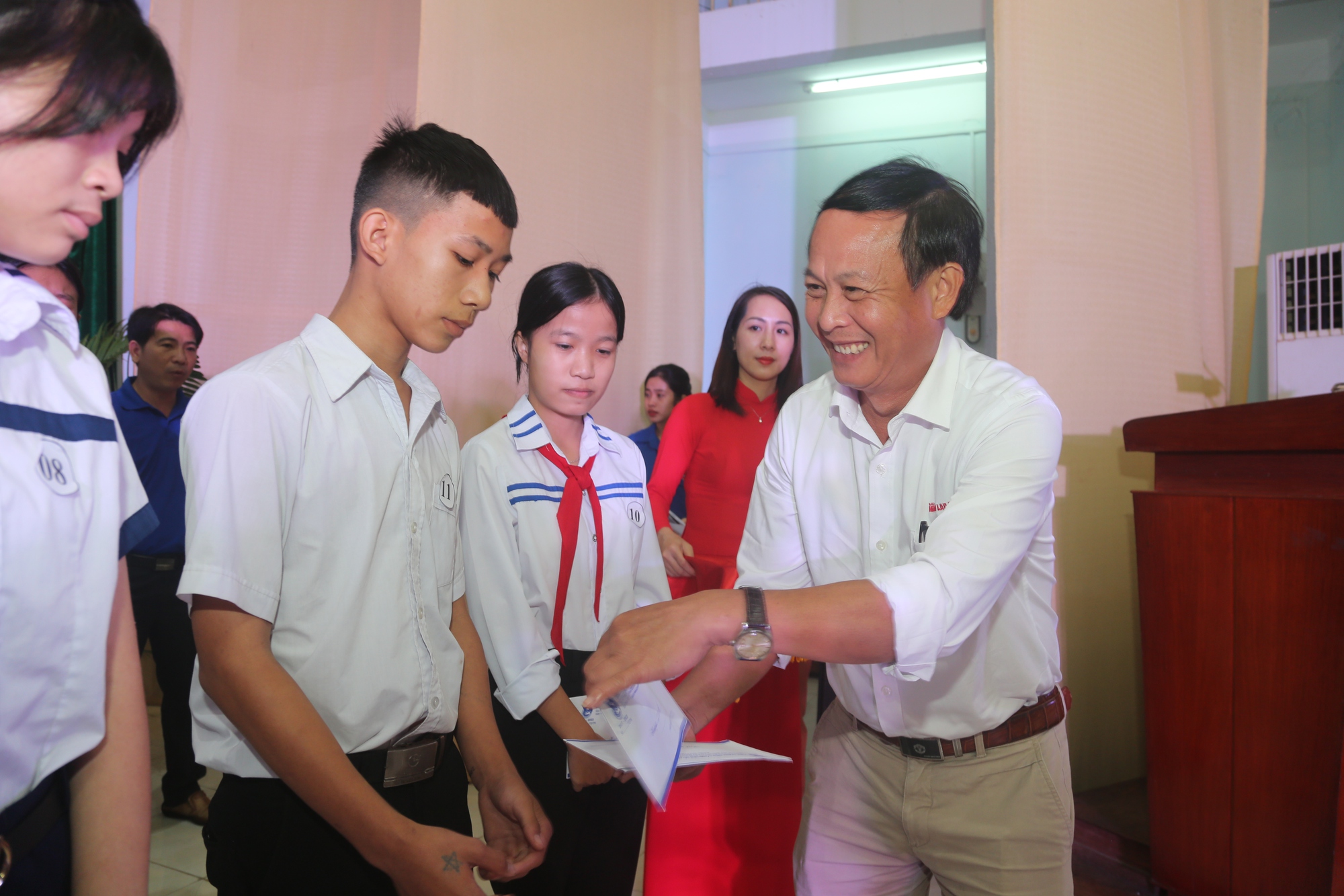 B&aacute;o Người Lao Động trao 50 suất học bổng trị gi&aacute; 100 triệu đồng cho học sinh ngh&egrave;o Ph&uacute; Y&ecirc;n - Ảnh 4.