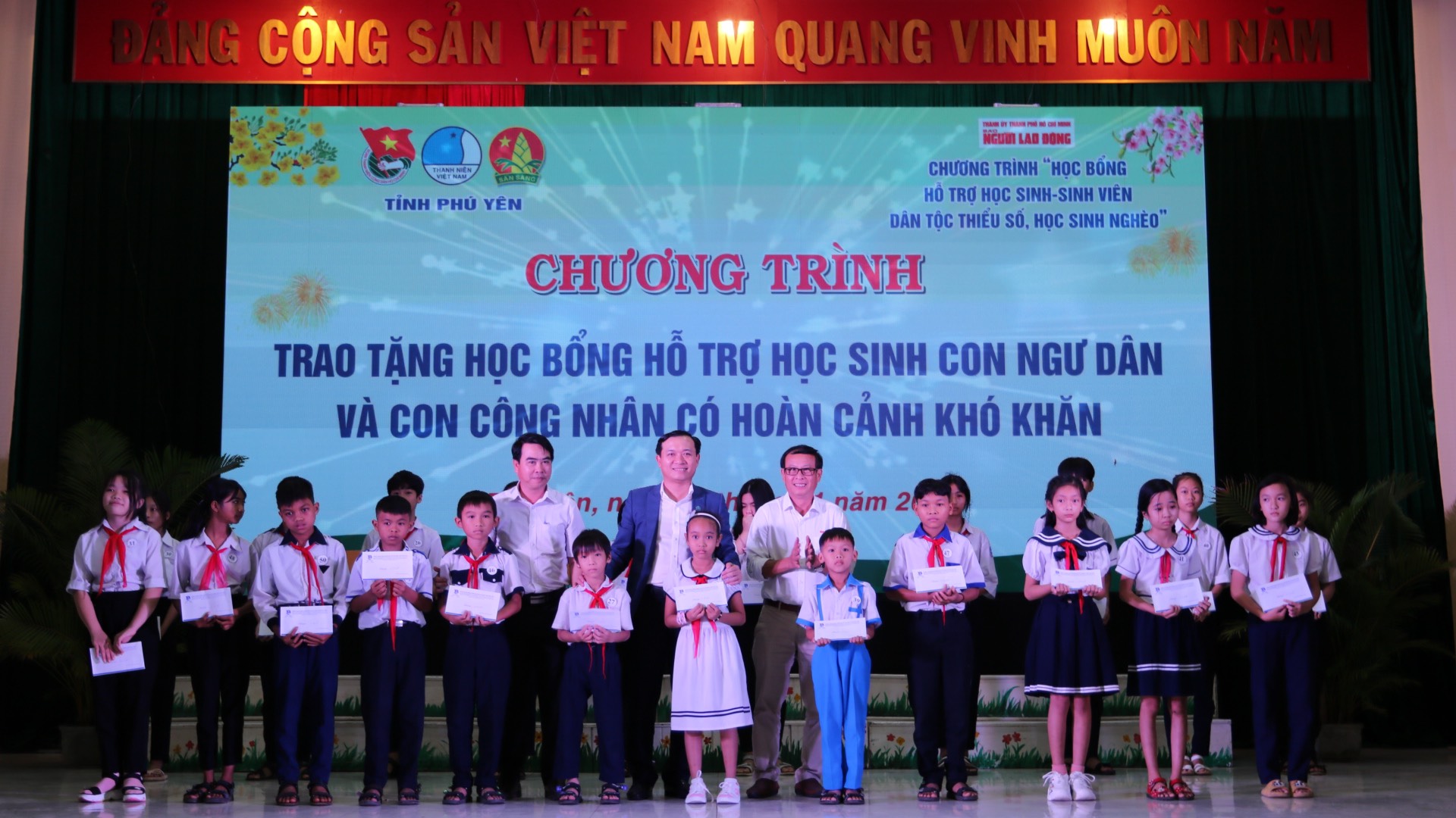 B&aacute;o Người Lao Động trao 50 suất học bổng trị gi&aacute; 100 triệu đồng cho học sinh ngh&egrave;o Ph&uacute; Y&ecirc;n - Ảnh 1.
