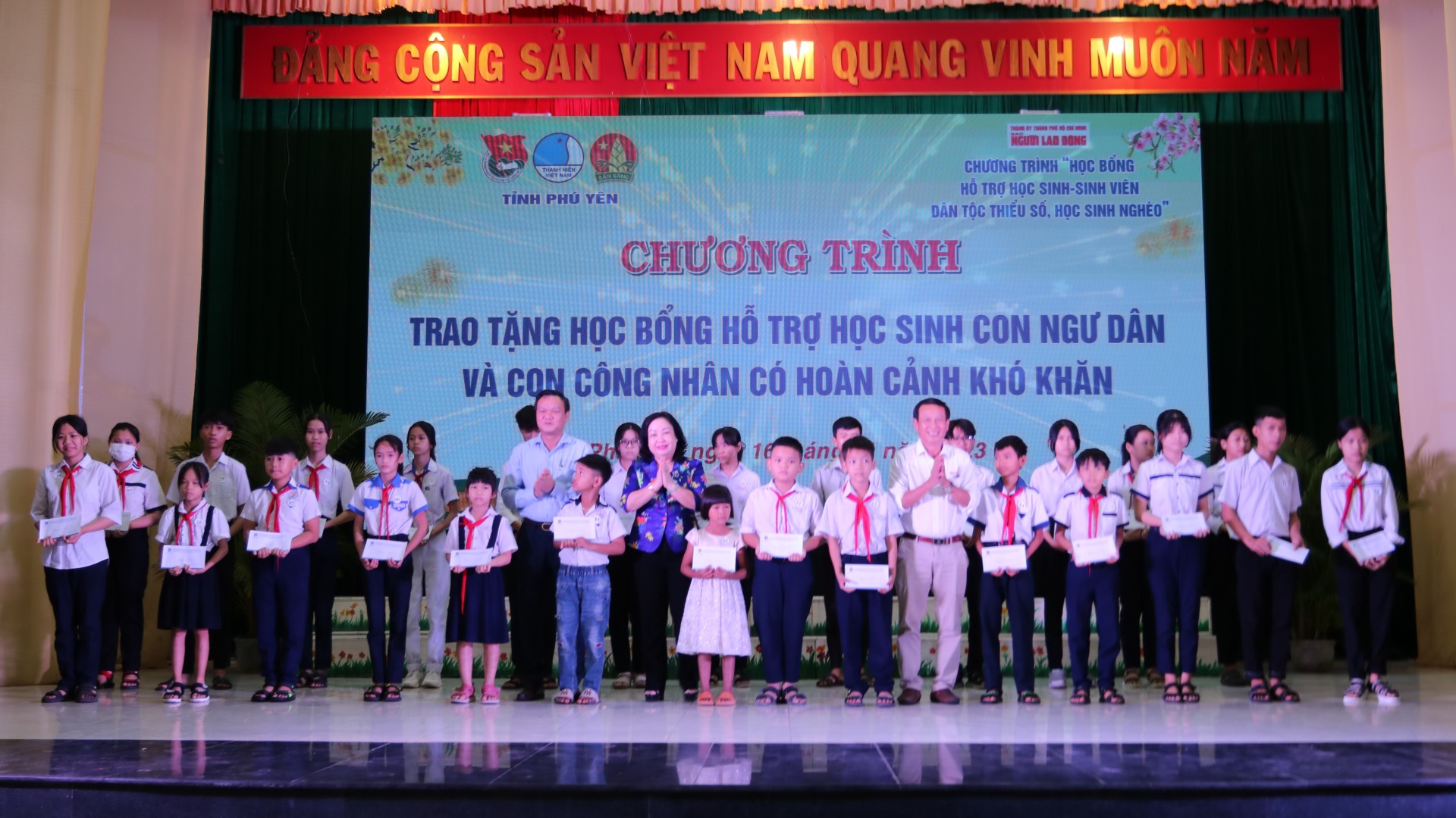 B&aacute;o Người Lao Động trao 50 suất học bổng trị gi&aacute; 100 triệu đồng cho học sinh ngh&egrave;o Ph&uacute; Y&ecirc;n - Ảnh 3.