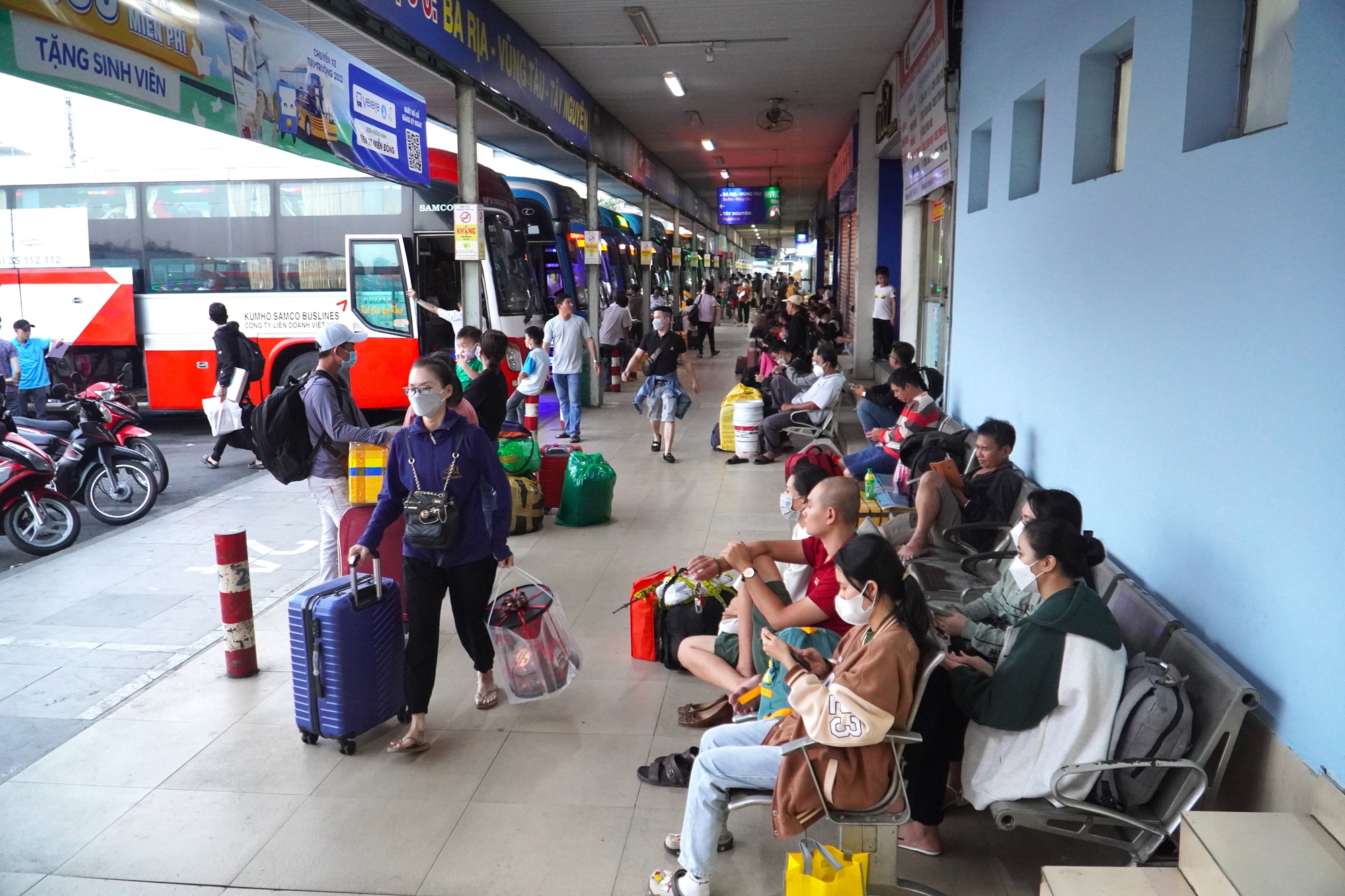 Bến xe hiện đại nhất TP HCM đ&oacute;n lượng kh&aacute;ch tăng đột biến - Ảnh 7.